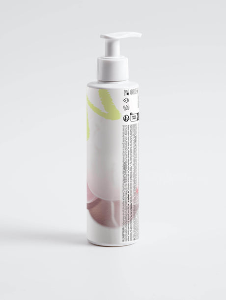 Clarifying Gel Cleanser with Aloe & Fruit Extract – Freshens & Removes Oil – Vegan & Natural – COSMOS NATURAL Certified, Made in Europe by Verelé, 200 ml / 6.76 fl oz - Hilstor