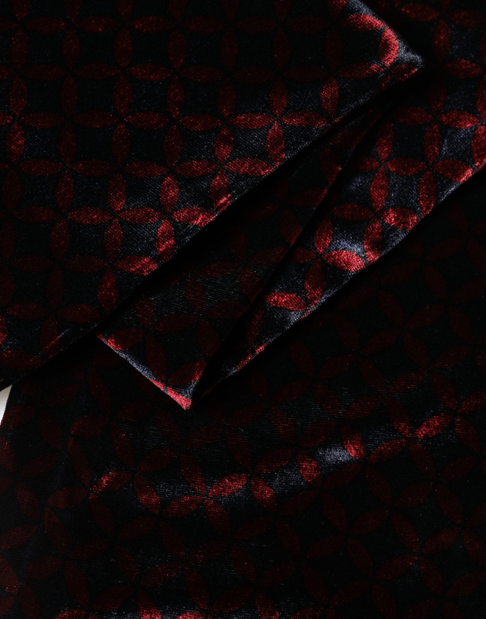 Dolce & Gabbana Black Red Rayon Geometric Pattern Fringe 140cm X 16cm  Scarf