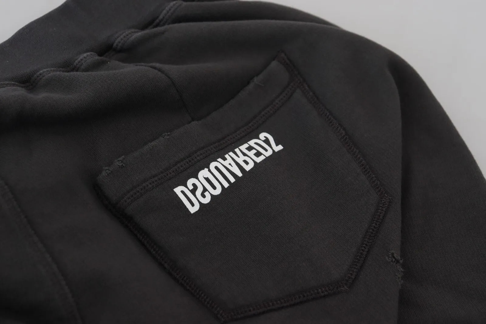 Dsquared² sorte bomuld med mellemtalje, tatterede tilspidsede shorts