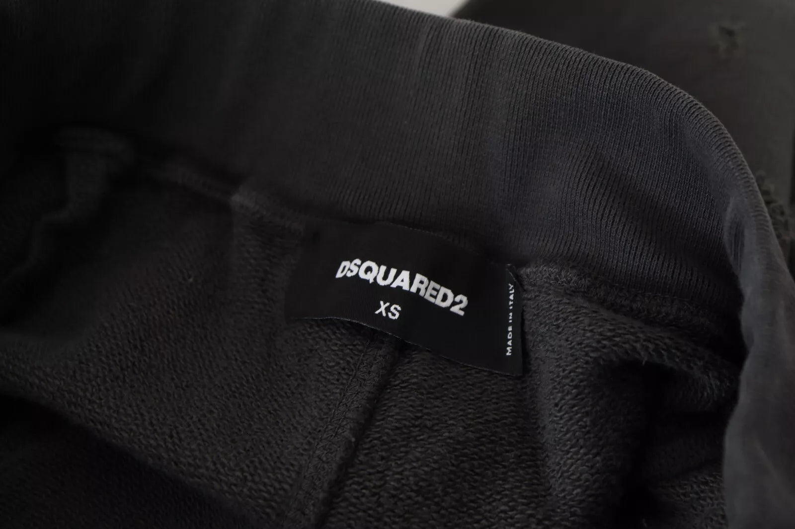 Dsquared² sorte bomuld med mellemtalje, tatterede tilspidsede shorts