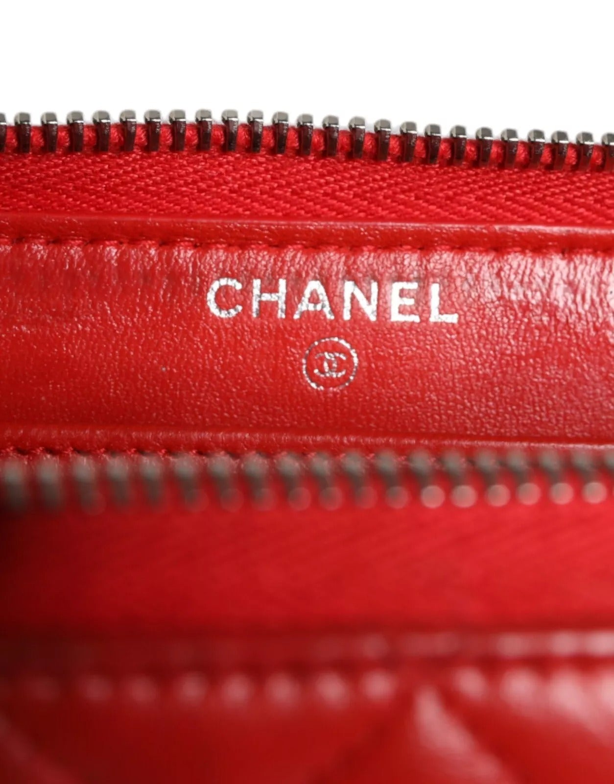 Chanel Rød Quiltet Læder Logo Continental Zip Box
