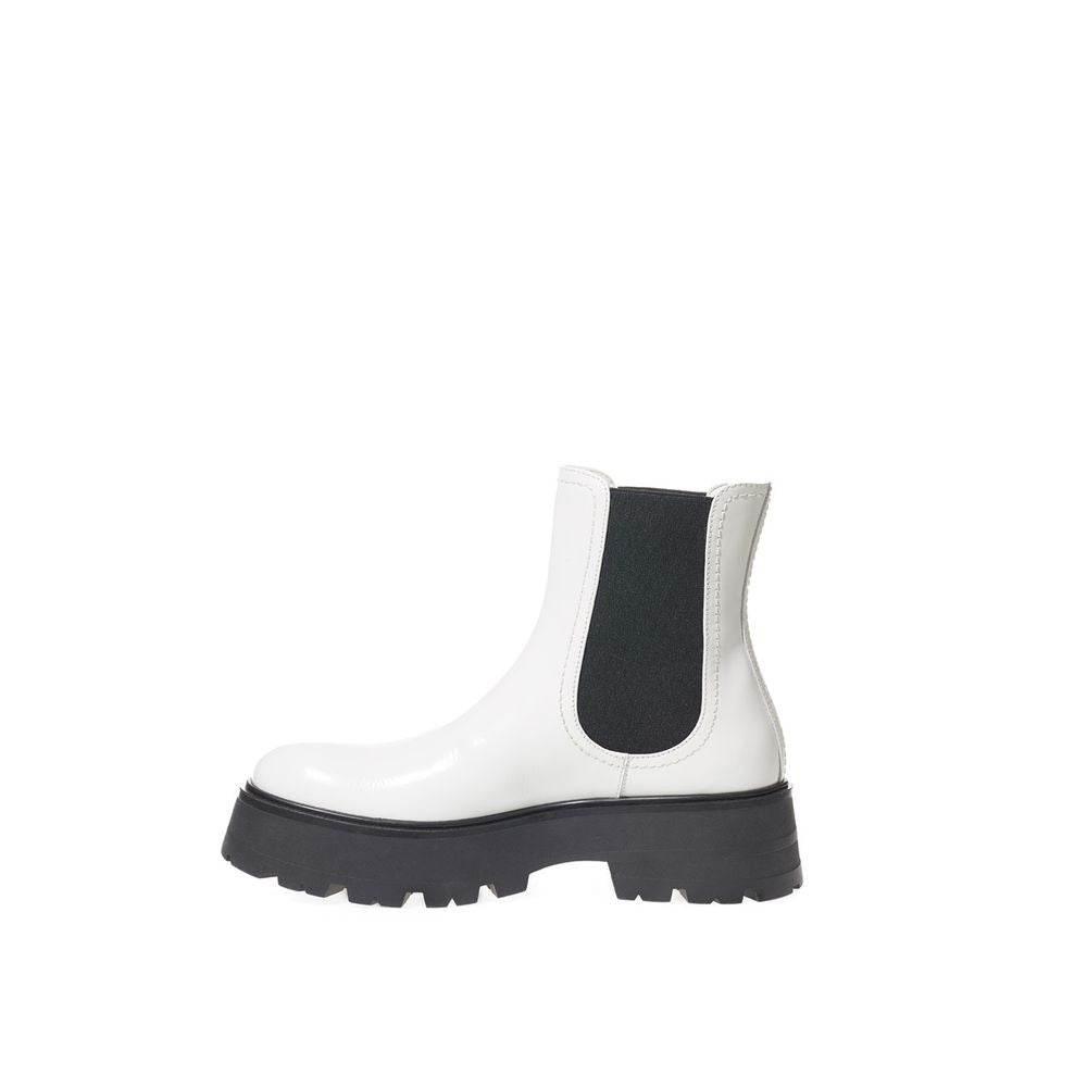 Alexander McQueen Elegant Monochrome Leather Boots - Hilstor
