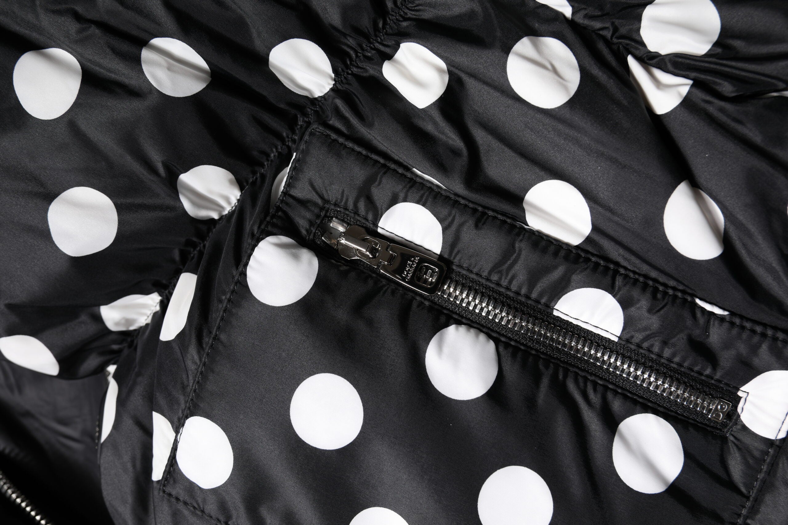 Dolce &amp; Gabbana sort hvid polka Dot pufferjakke med fuld lynlås
