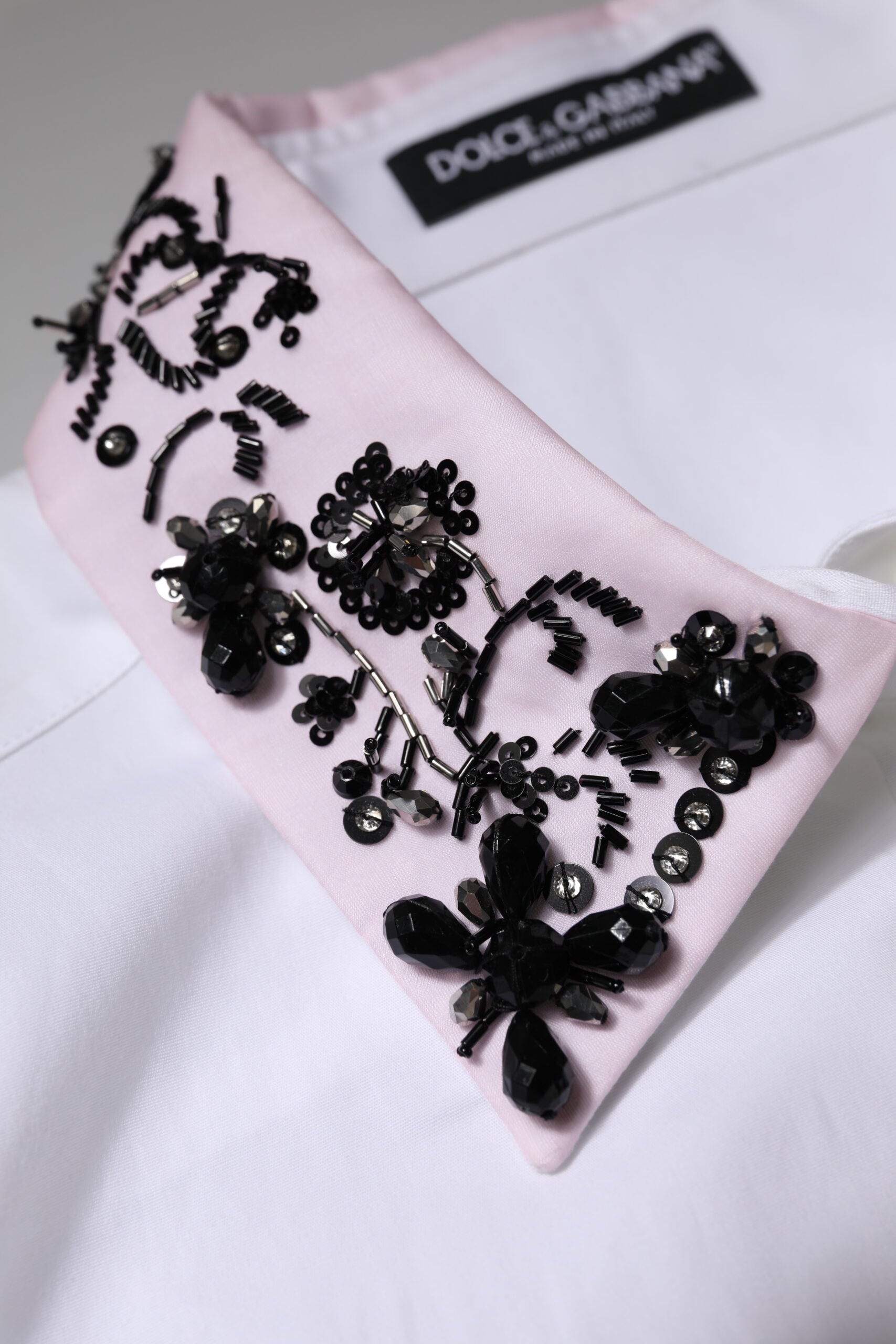 Dolce &amp; Gabbana skjortetop med hvid udsmykket krave