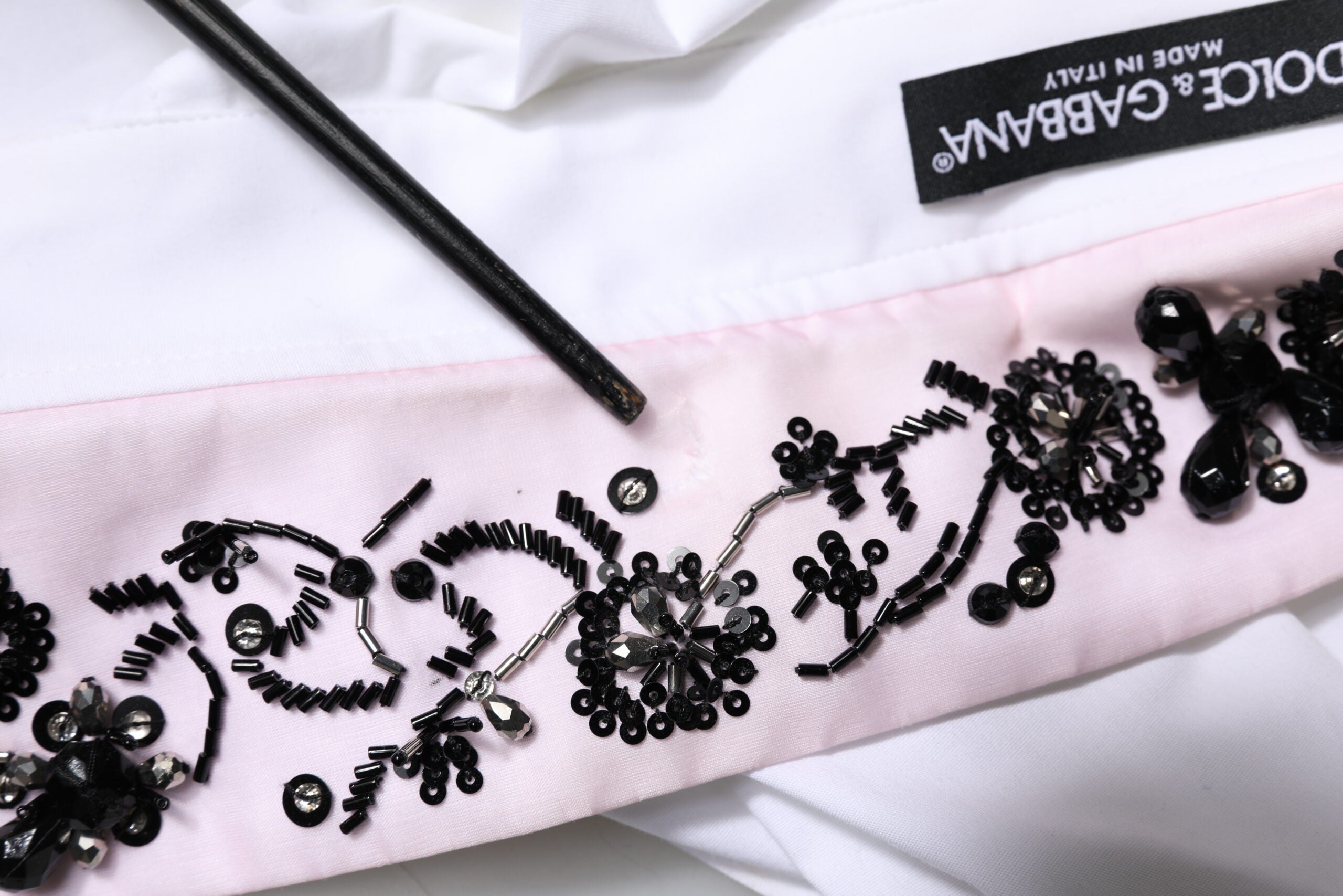 Dolce &amp; Gabbana skjortetop med hvid udsmykket krave