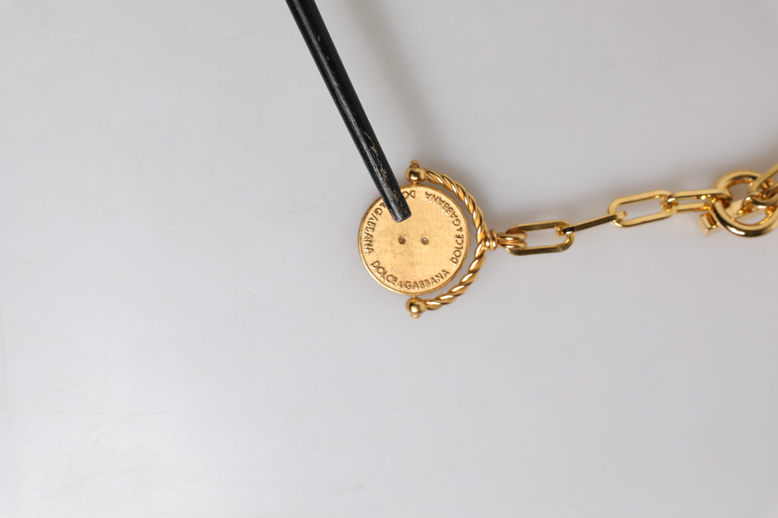 Dolce &amp; Gabbana Halsband med Guldkedja i Mässing och Konstpärlor, Hänge i Logotyp