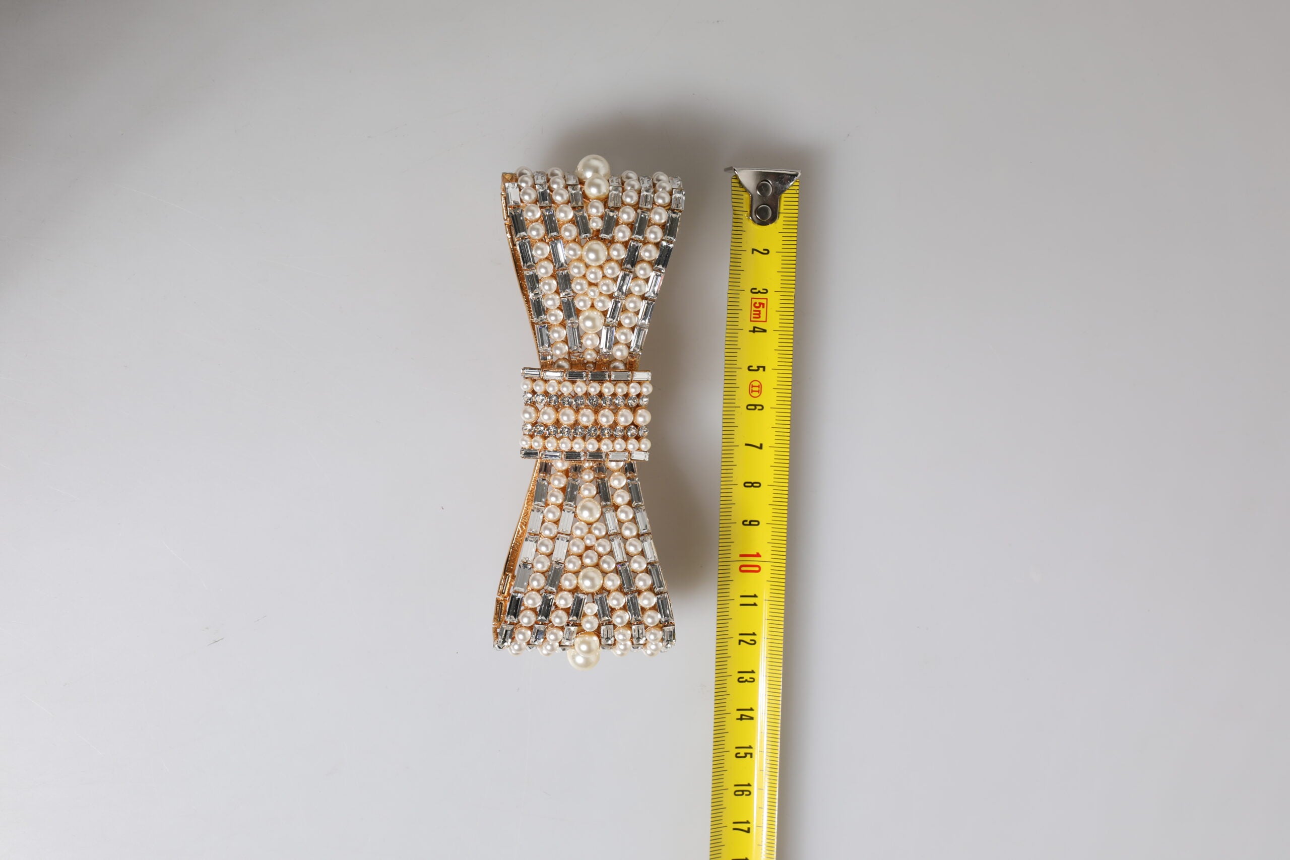 Dolce &amp; Gabbana Gold Tone Messing Sløjfe Krystal FauxPearl udsmykket broche