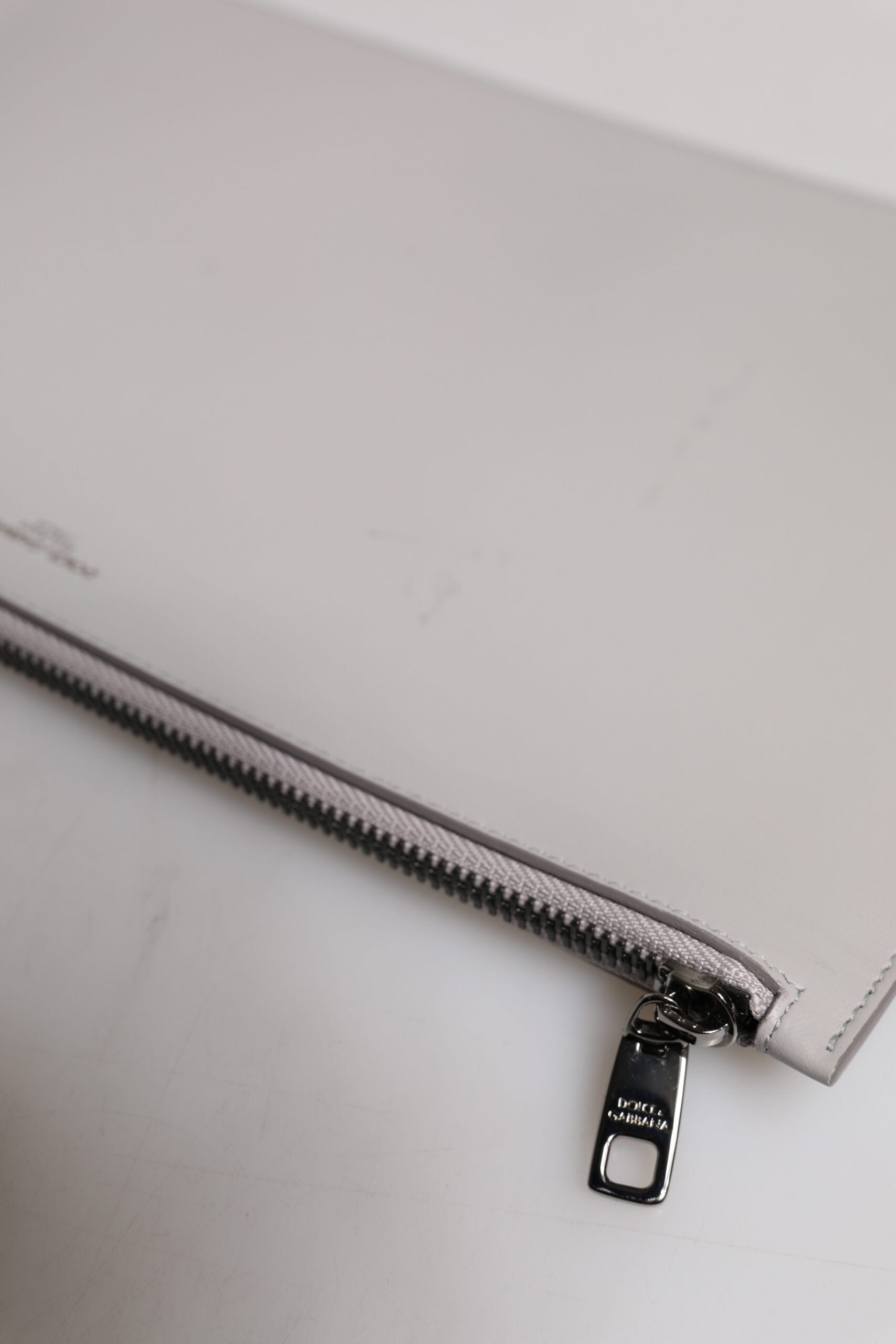 Dolce &amp; Gabbana Grå Solid Leather DG Logo Herrkuvertväska med Dragkedja