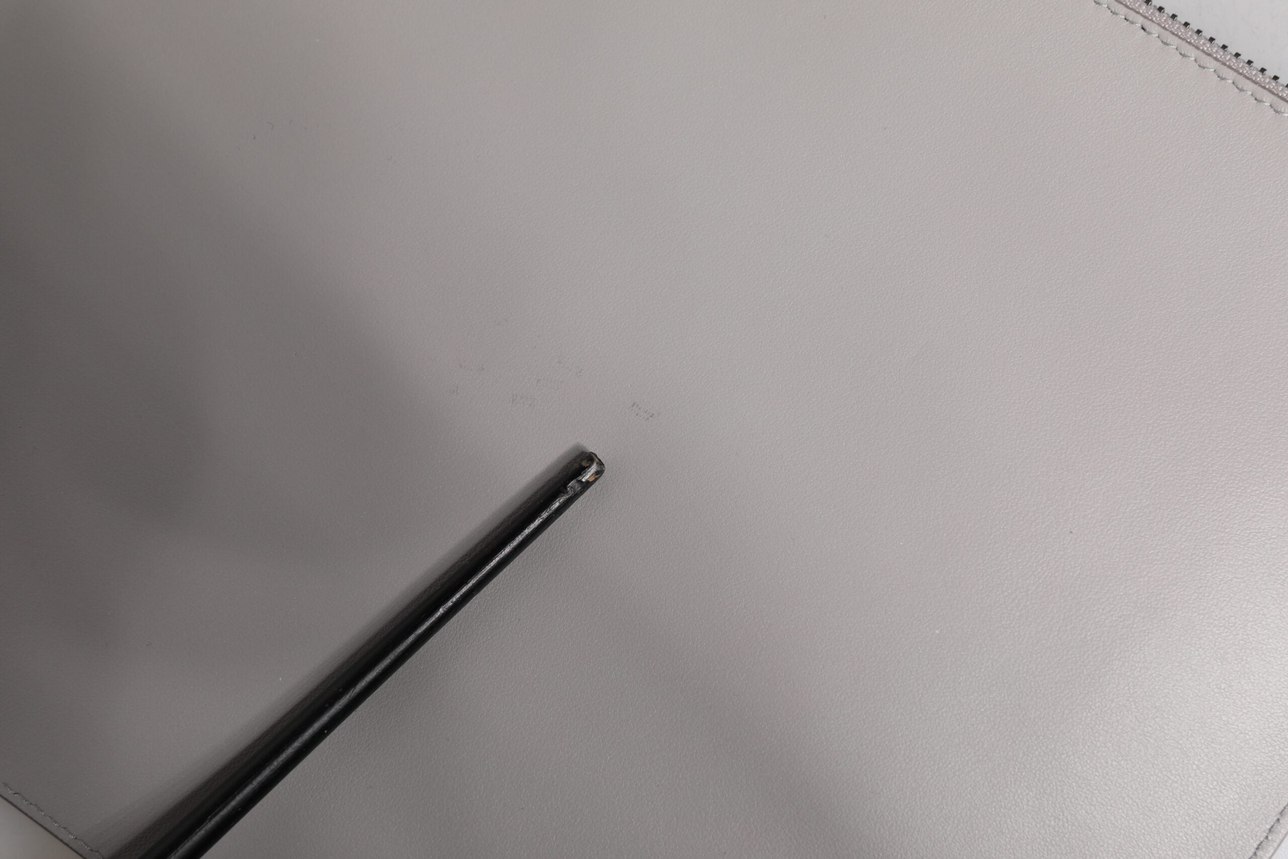 Dolce &amp; Gabbana Grå Solid Leather DG Logo Herrkuvertväska med Dragkedja