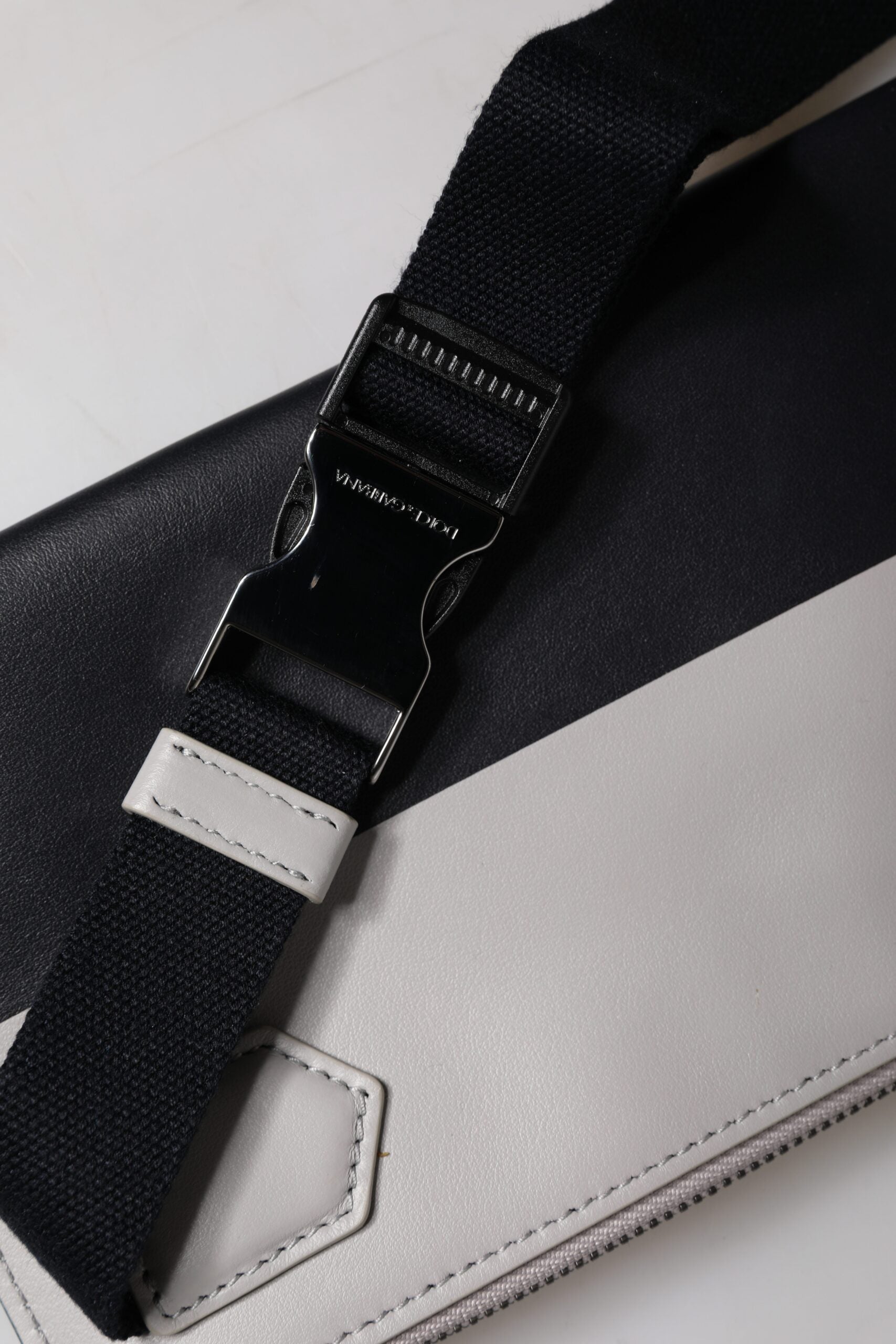 Dolce &amp; Gabbana sort hvid læder logo præget crossbody taske
