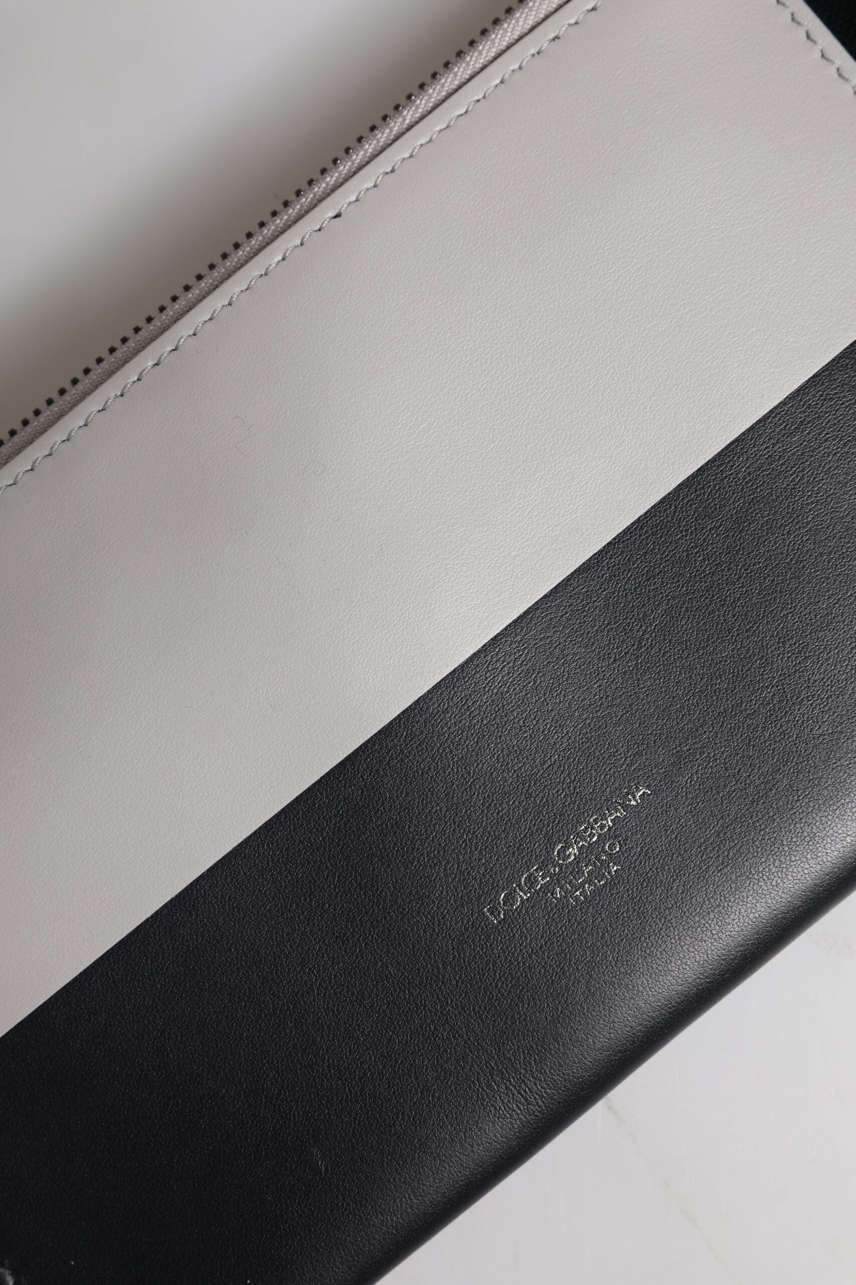Dolce &amp; Gabbana sort hvid læder logo præget crossbody taske