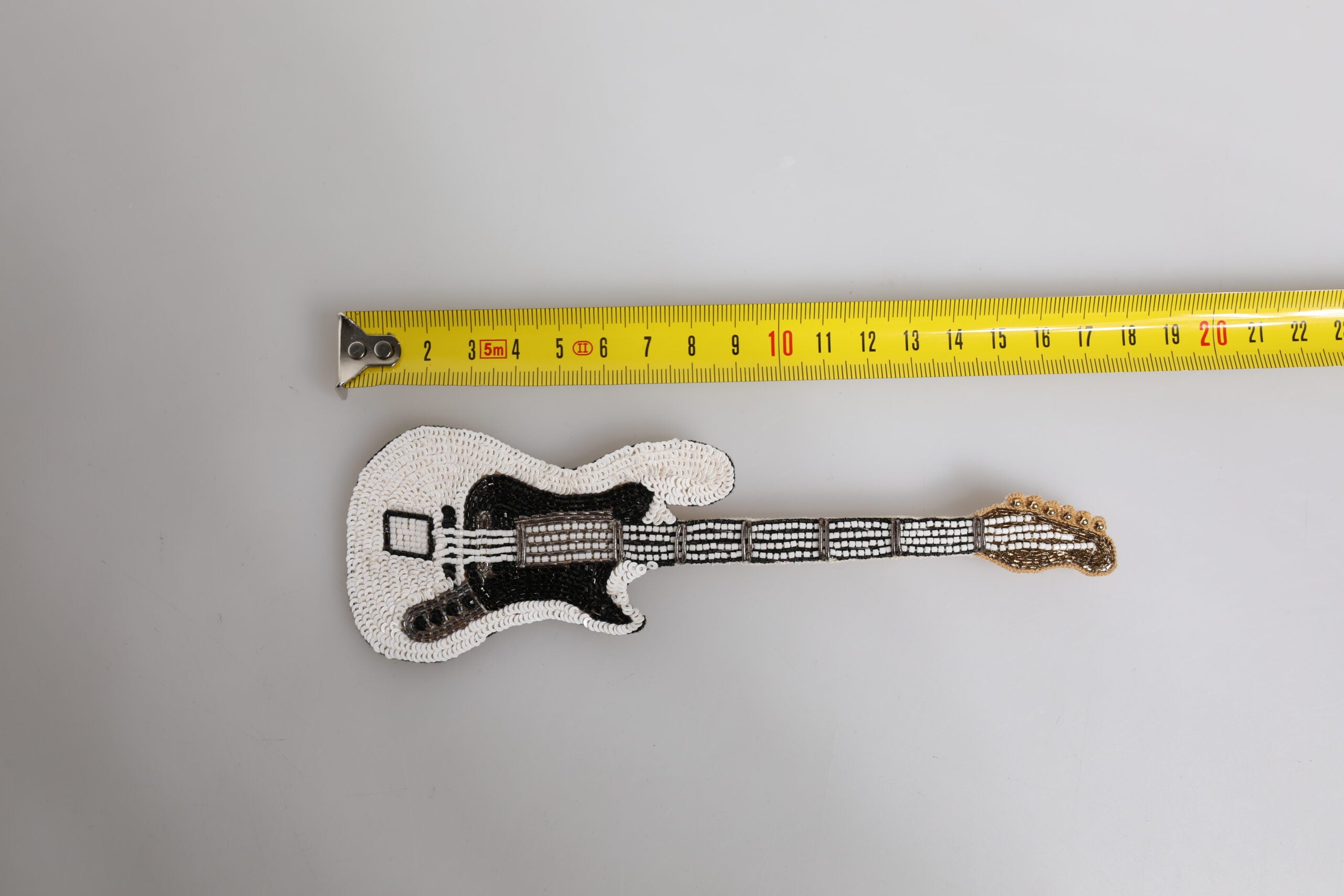 Dolce &amp; Gabbana Gold Messing Logo Beaded Guitar Pin Broche