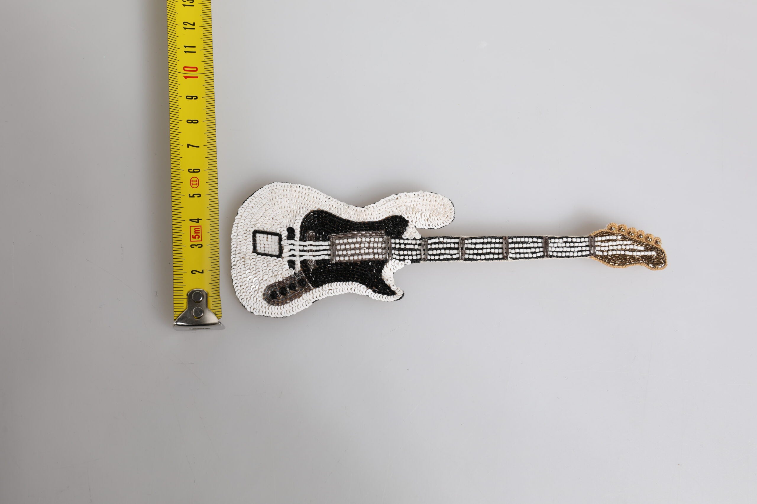 Dolce &amp; Gabbana Gold Messing Logo Beaded Guitar Pin Broche