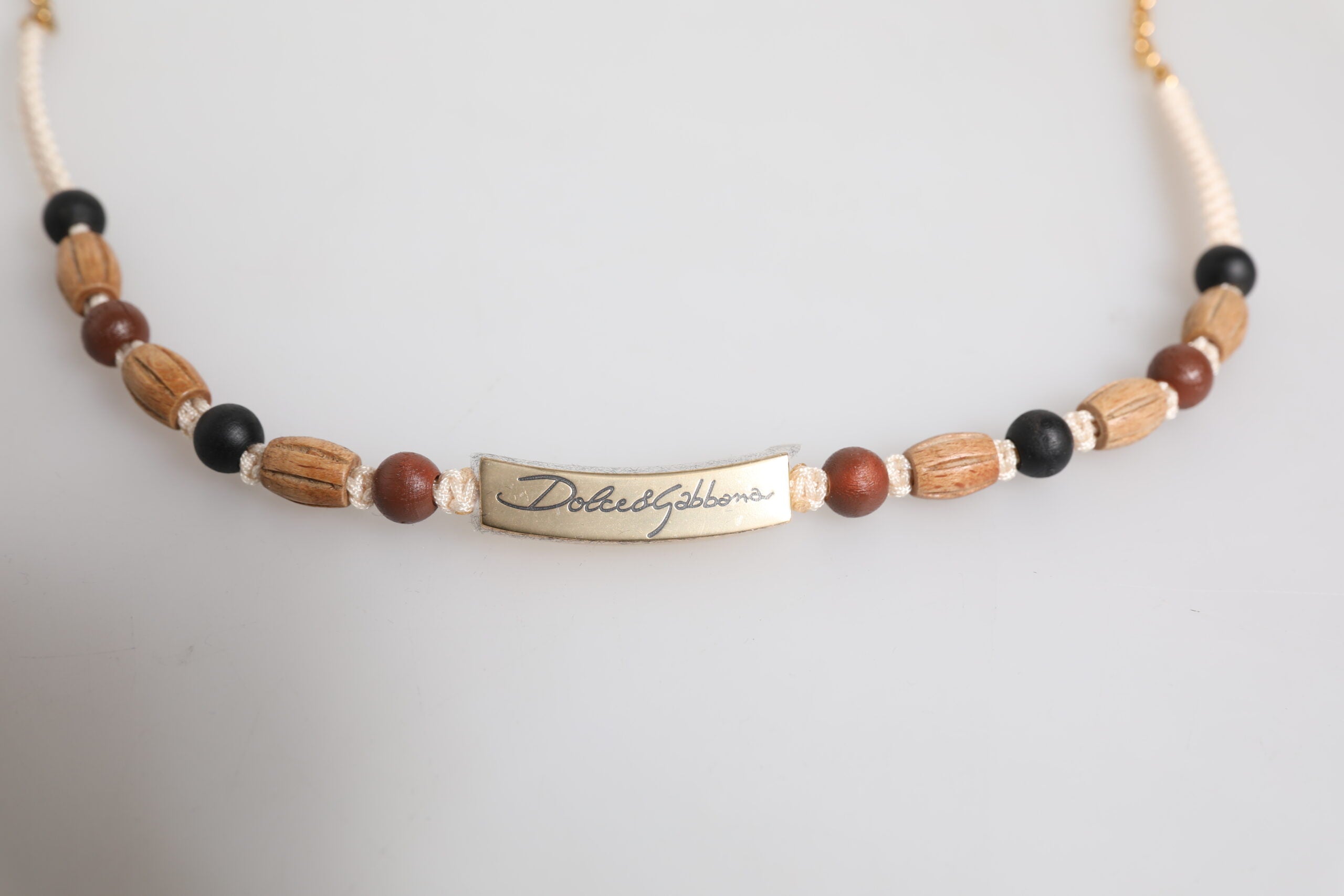 Dolce &amp; Gabbana Halsband med hänge i svart och guldfärgat träpärlor och logotyp