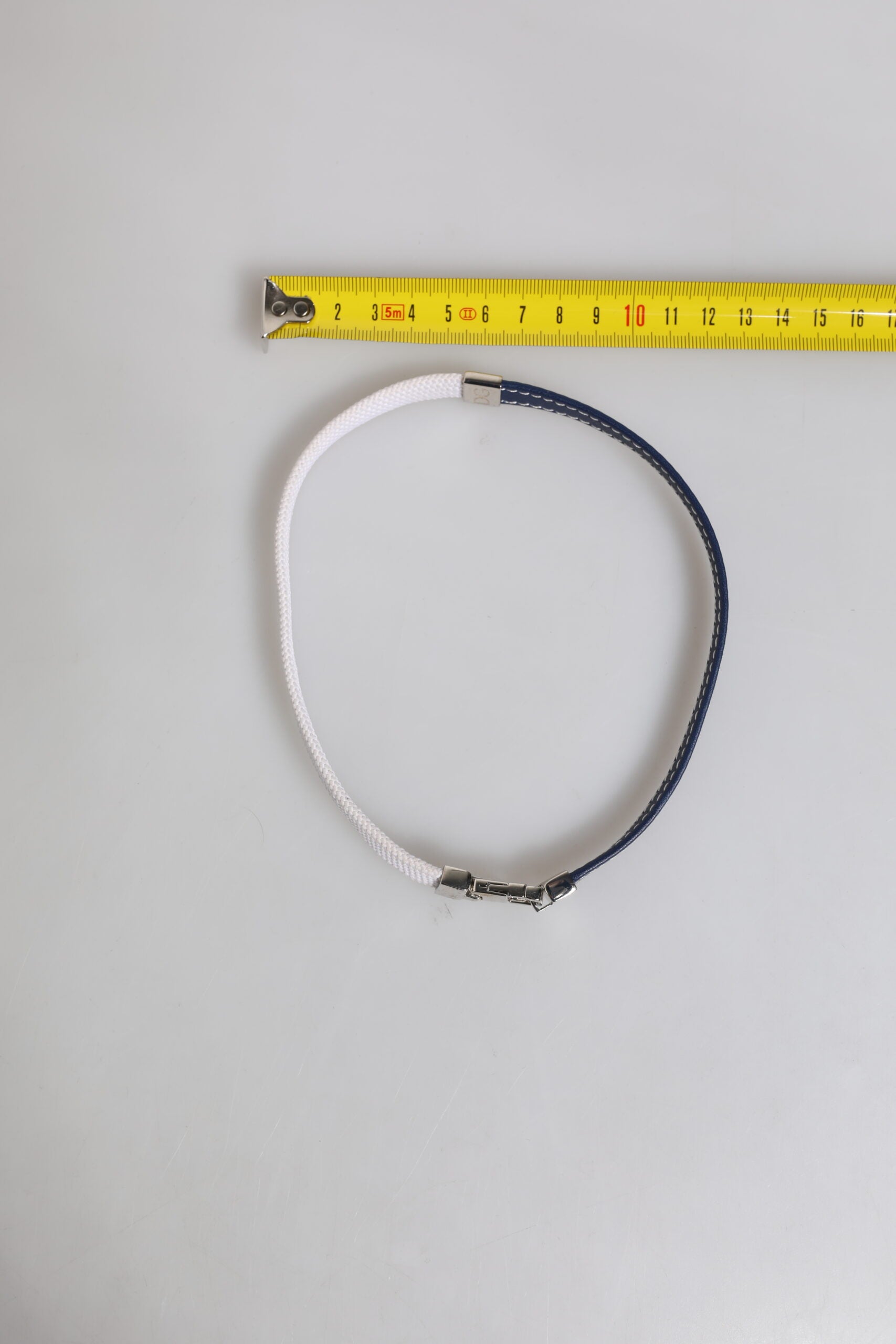 Dolce &amp; Gabbana Blåvitt Läderarmband med Graverat DG Silvertonat Spänne