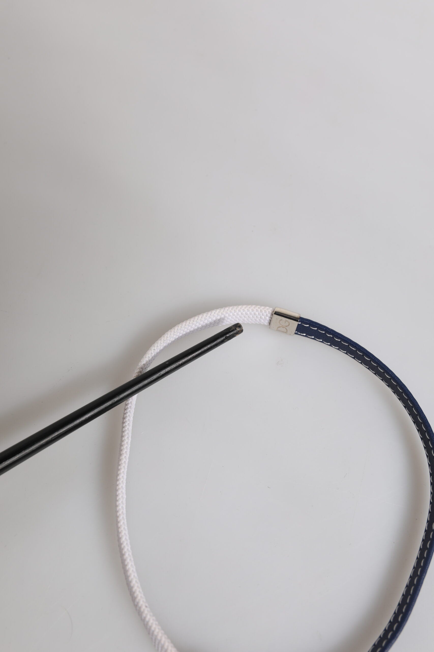 Dolce &amp; Gabbana Blåvitt Läderarmband med Graverat DG Silvertonat Spänne