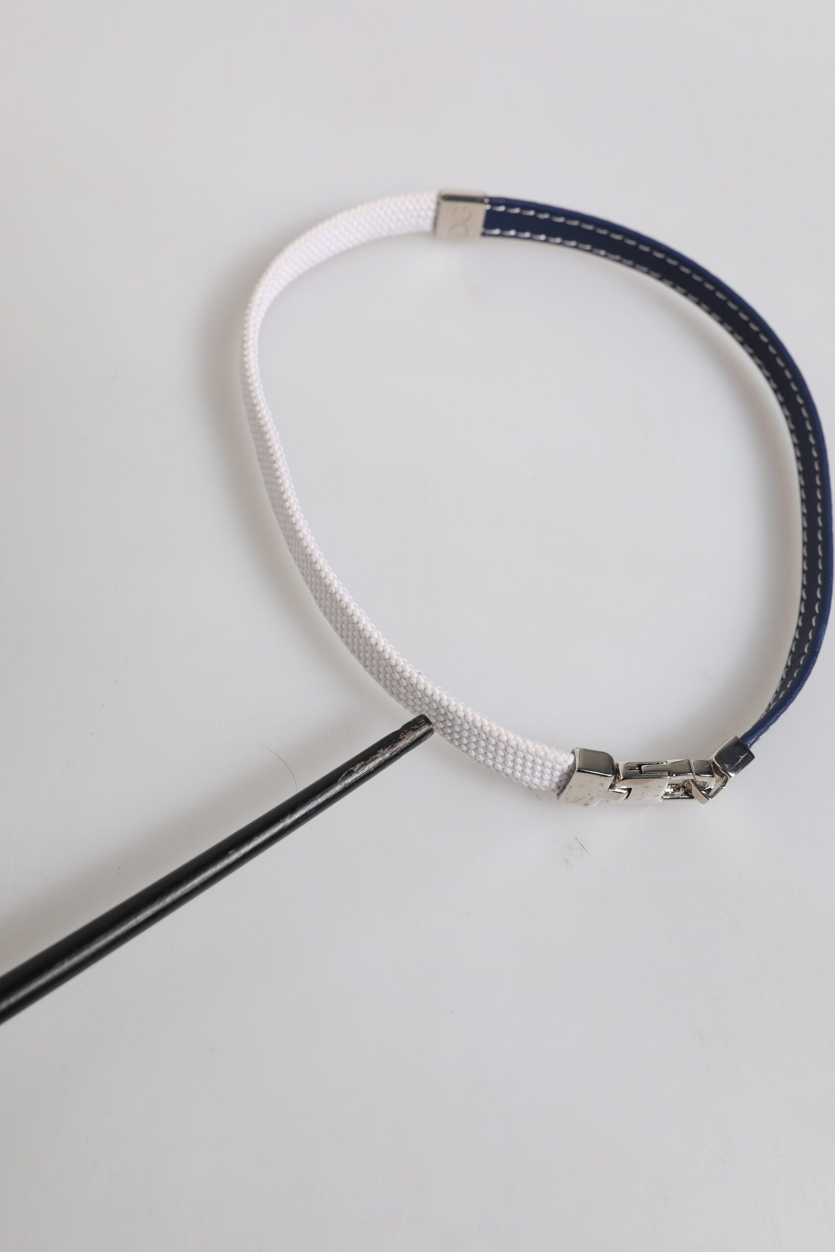Dolce &amp; Gabbana Blåvitt Läderarmband med Graverat DG Silvertonat Spänne
