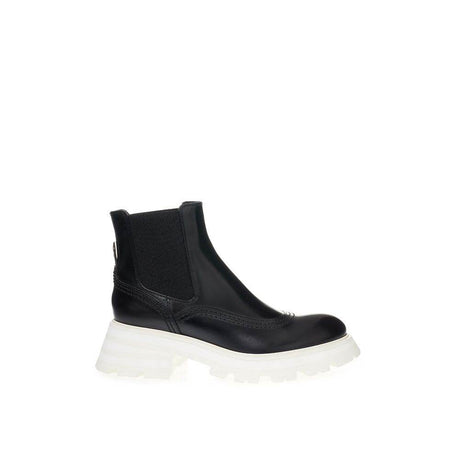 Alexander McQueen Elegant Leather Boots in Timeless Black - Hilstor