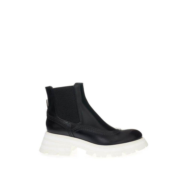 Alexander McQueen Elegant Leather Boots in Timeless Black - Hilstor