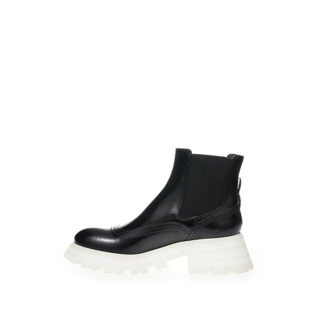Alexander McQueen Elegant Leather Boots in Timeless Black - Hilstor