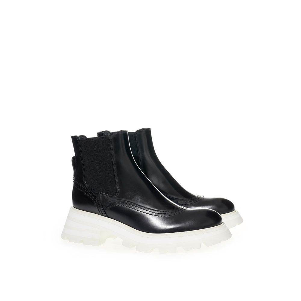 Alexander McQueen Elegant Leather Boots in Timeless Black - Hilstor