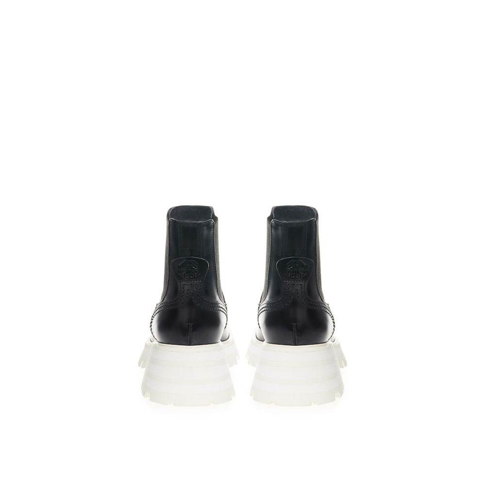 Alexander McQueen Elegant Leather Boots in Timeless Black - Hilstor