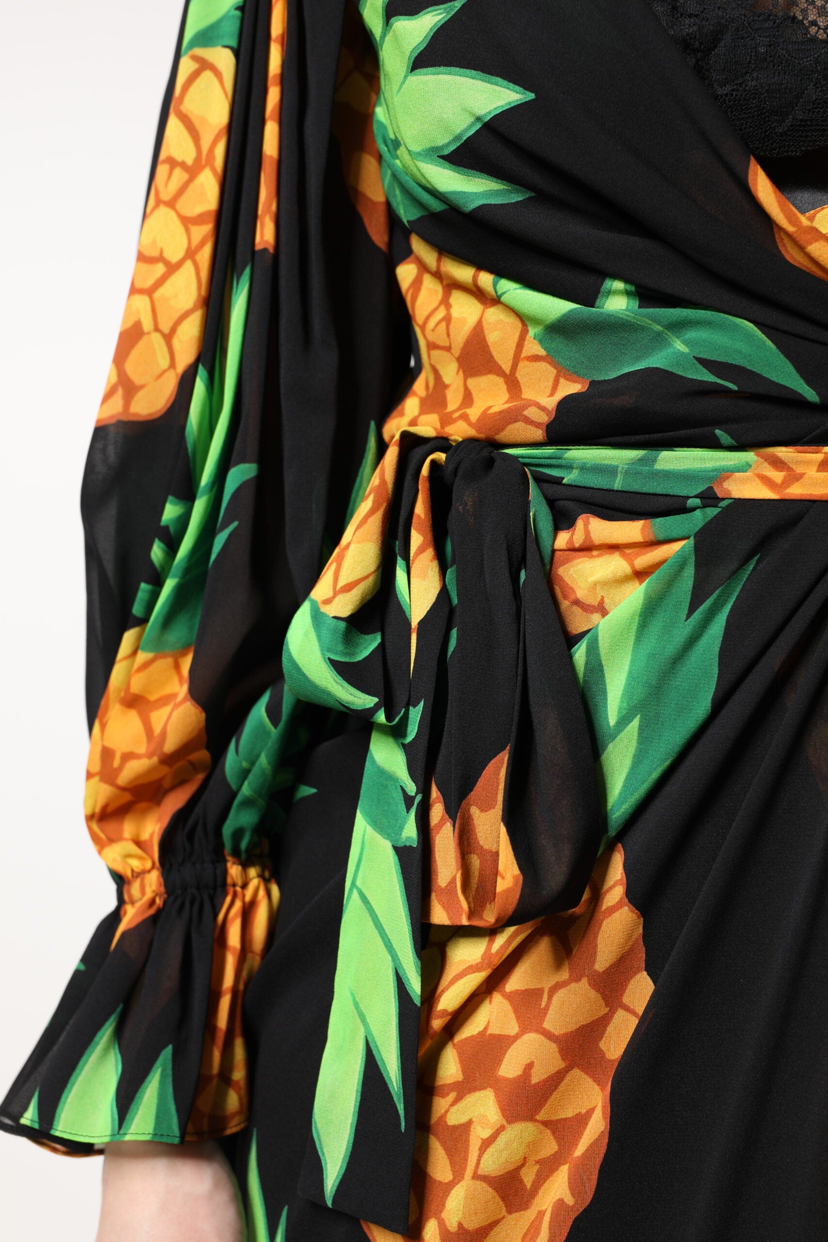 Dolce &amp; Gabbana sort silke ananas draperet omslagskjole