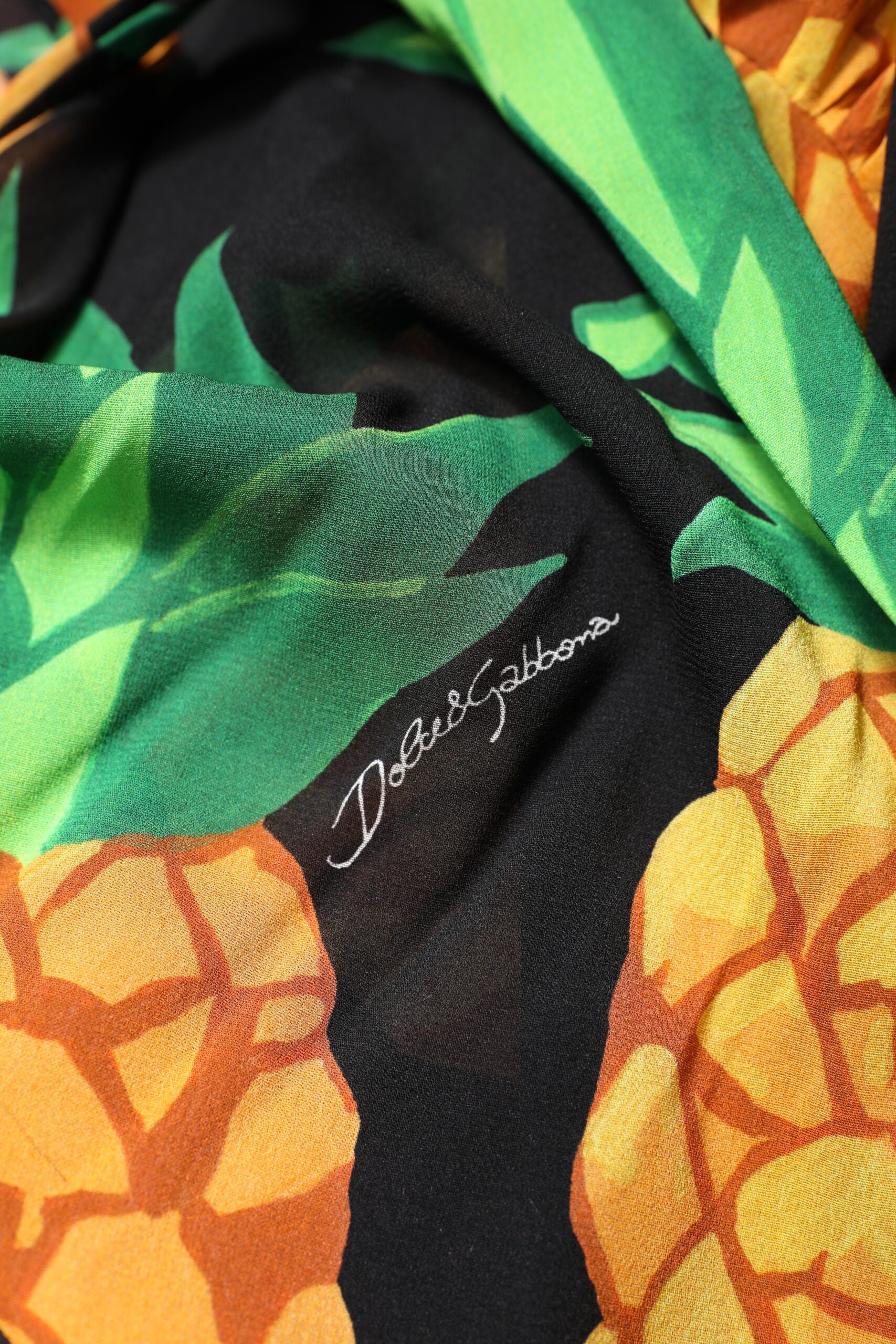 Dolce &amp; Gabbana sort silke ananas draperet omslagskjole