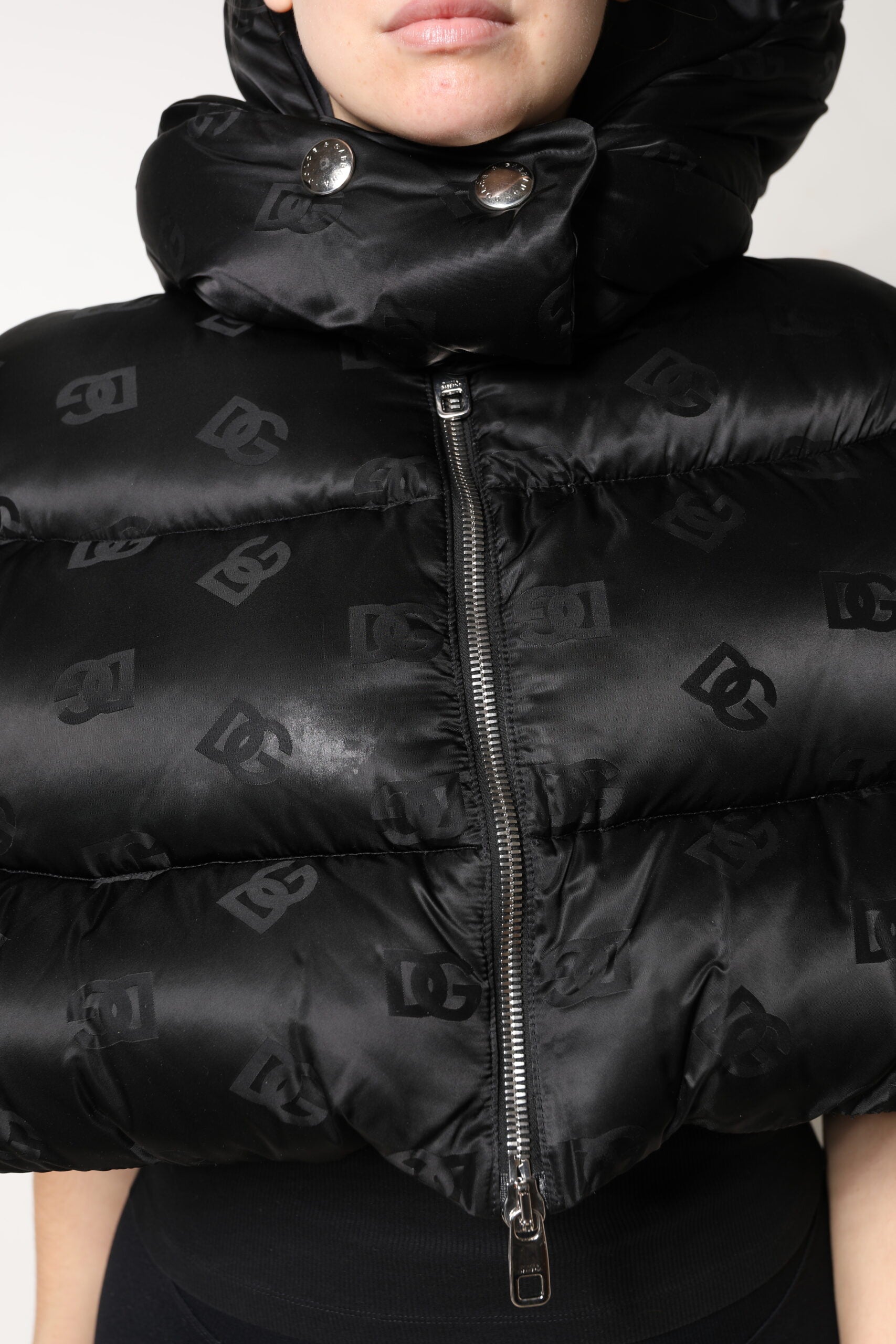Dolce &amp; Gabbana sort polstret puffer hættejakke med fuld lynlås
