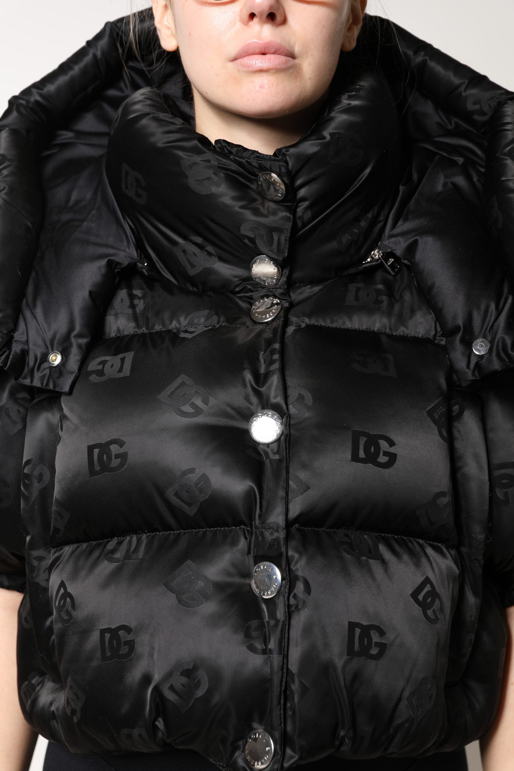 Dolce &amp; Gabbana sort polstret puffer hættejakke med fuld lynlås