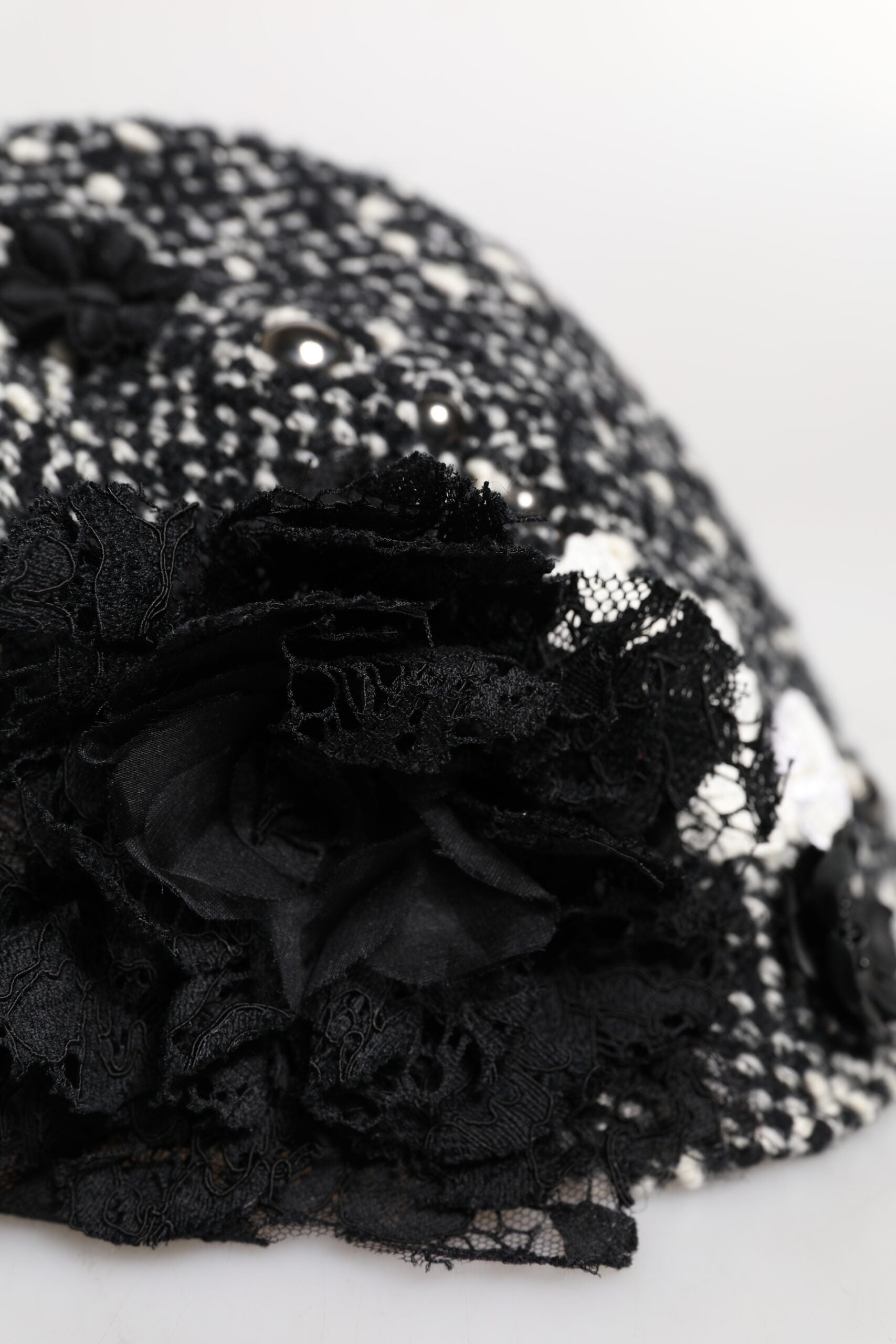 Dolce &amp; Gabbana Sort Uld Hvid Blomsterudsmykket Cloche Hat
