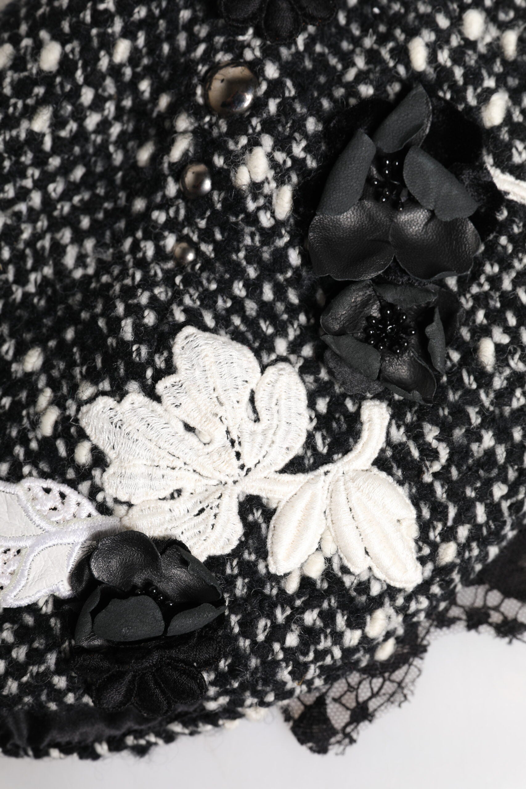Dolce &amp; Gabbana Sort Uld Hvid Blomsterudsmykket Cloche Hat