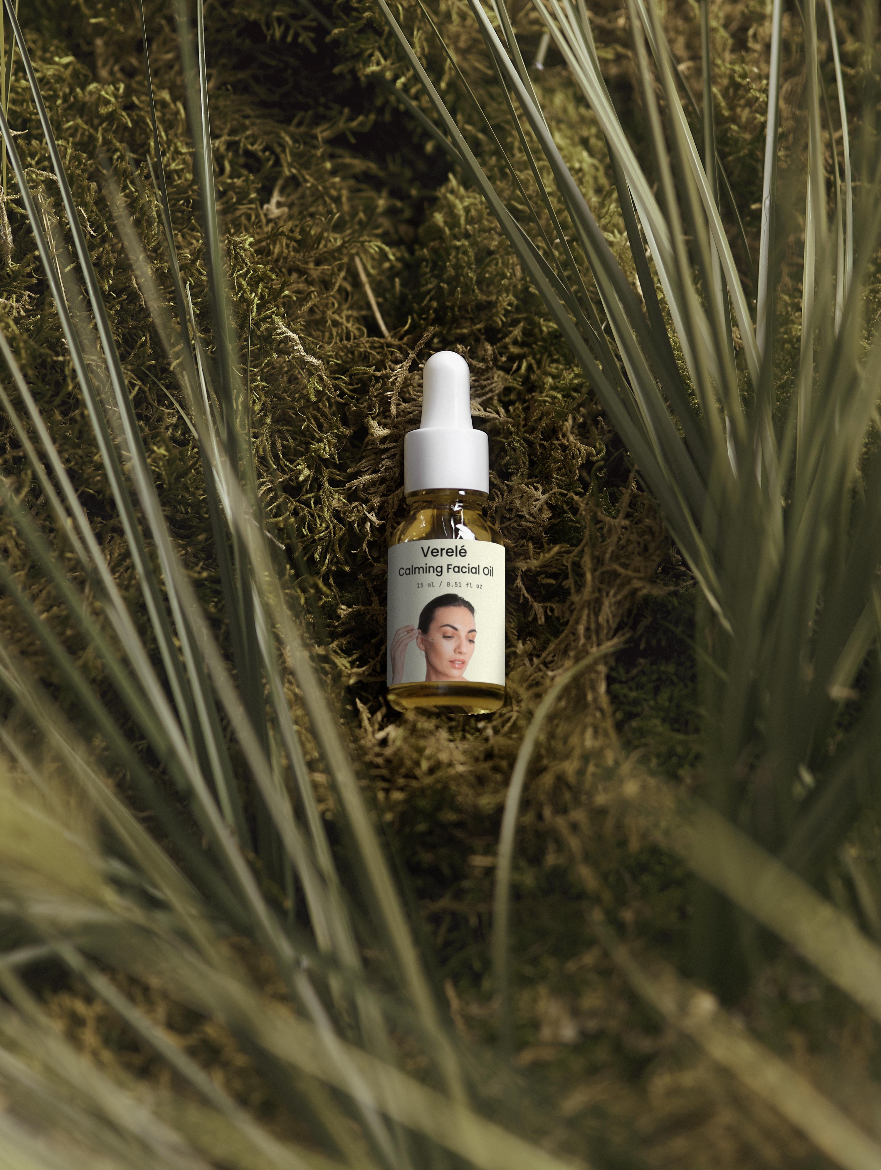 Beroligende ansigtsolie med 1 % CBD, hampefrøolie og talgkontrol – Økologisk og vegansk – COSMOS ORGANIC-certificeret, fremstillet i Europa af Verelé, 15 ml / 0,51 fl oz
