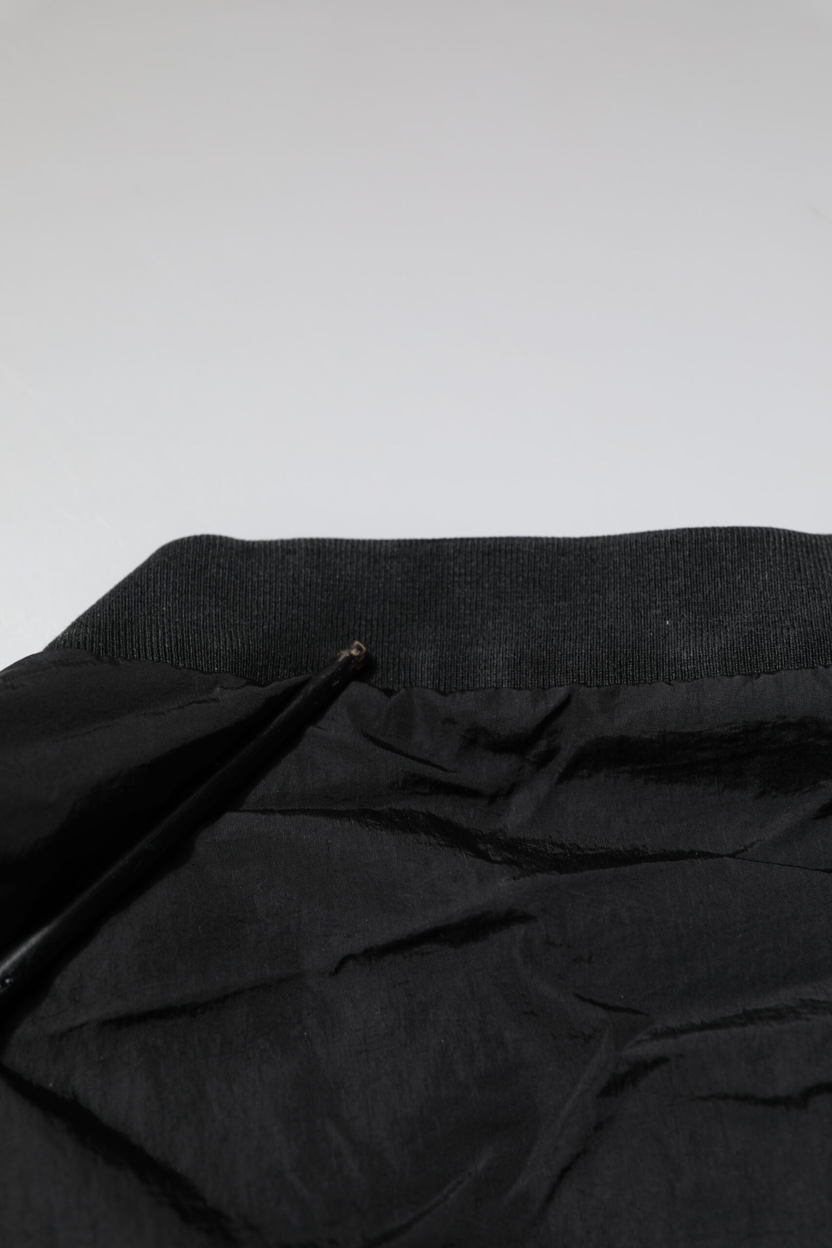Dolce &amp; Gabbana sort nylon-bomberjakke med logo og lynlås