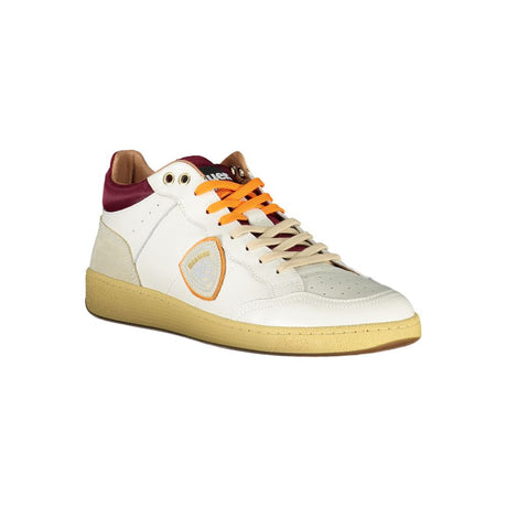 Blauer elegante hvide sneakers med kontrastaccenter