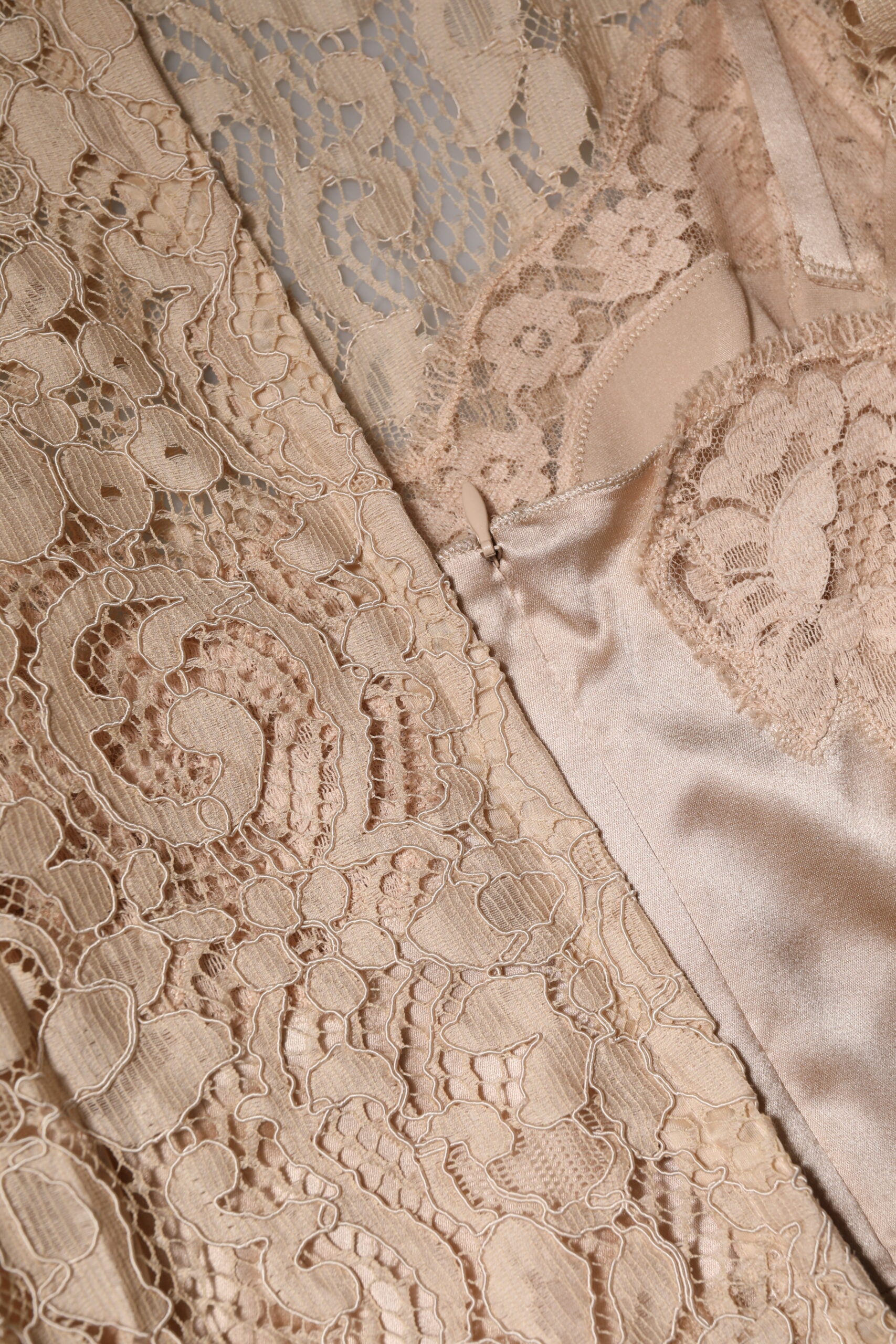 Dolce &amp; Gabbana Beige Blomsterkjole med Blonde Ærmeløs Skede