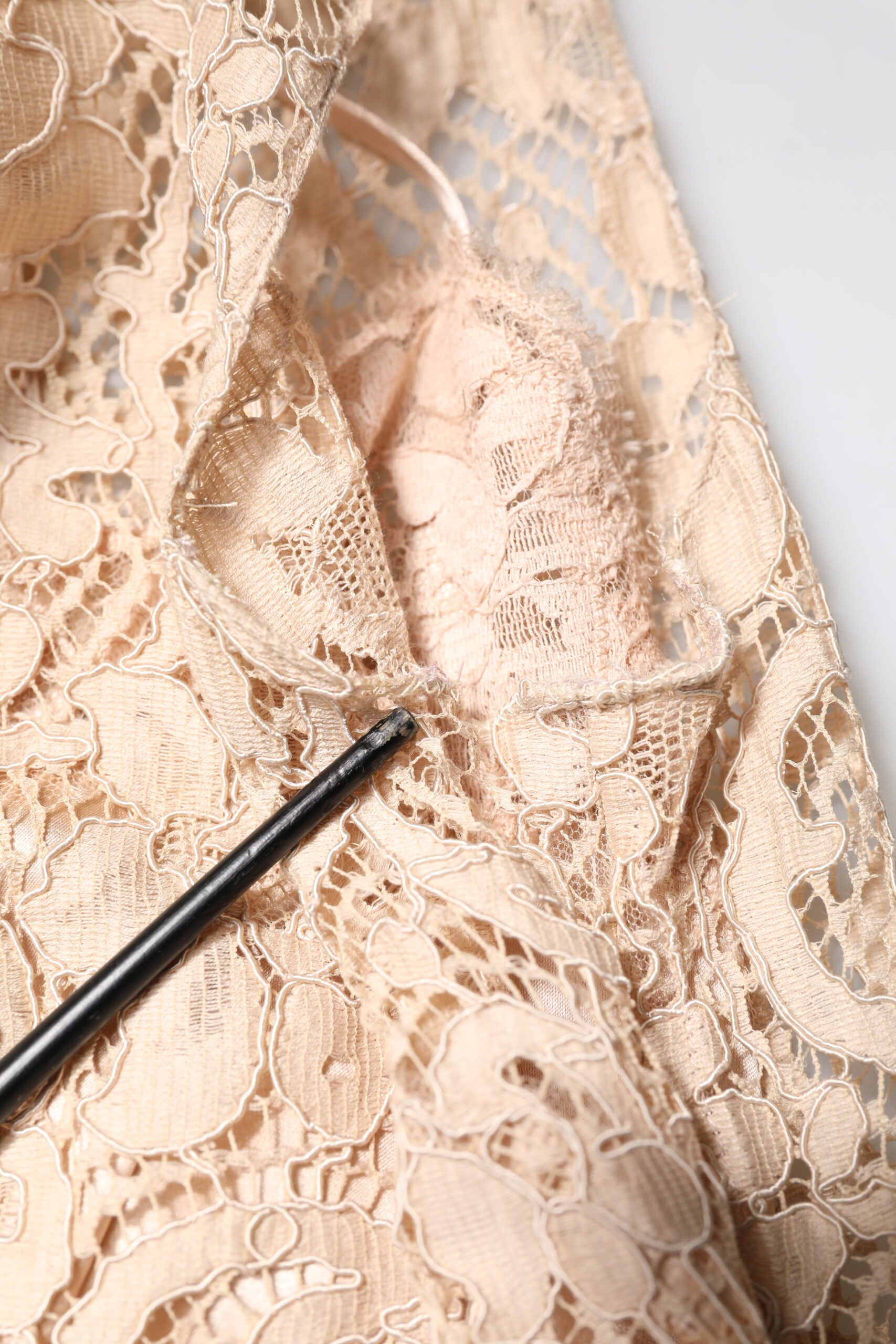 Dolce &amp; Gabbana Beige Blomsterkjole med Blonde Ærmeløs Skede