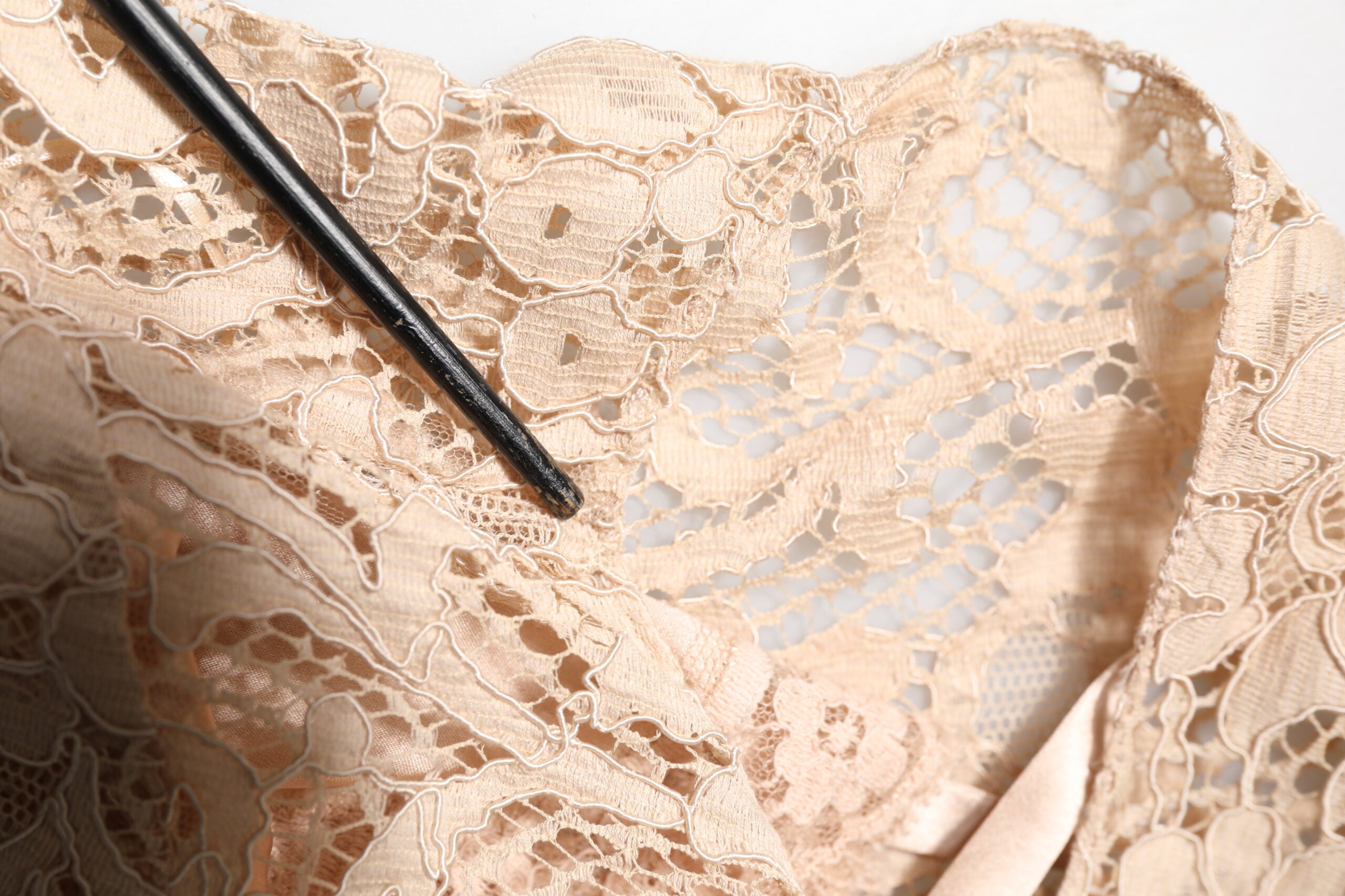 Dolce &amp; Gabbana Beige Blomsterkjole med Blonde Ærmeløs Skede