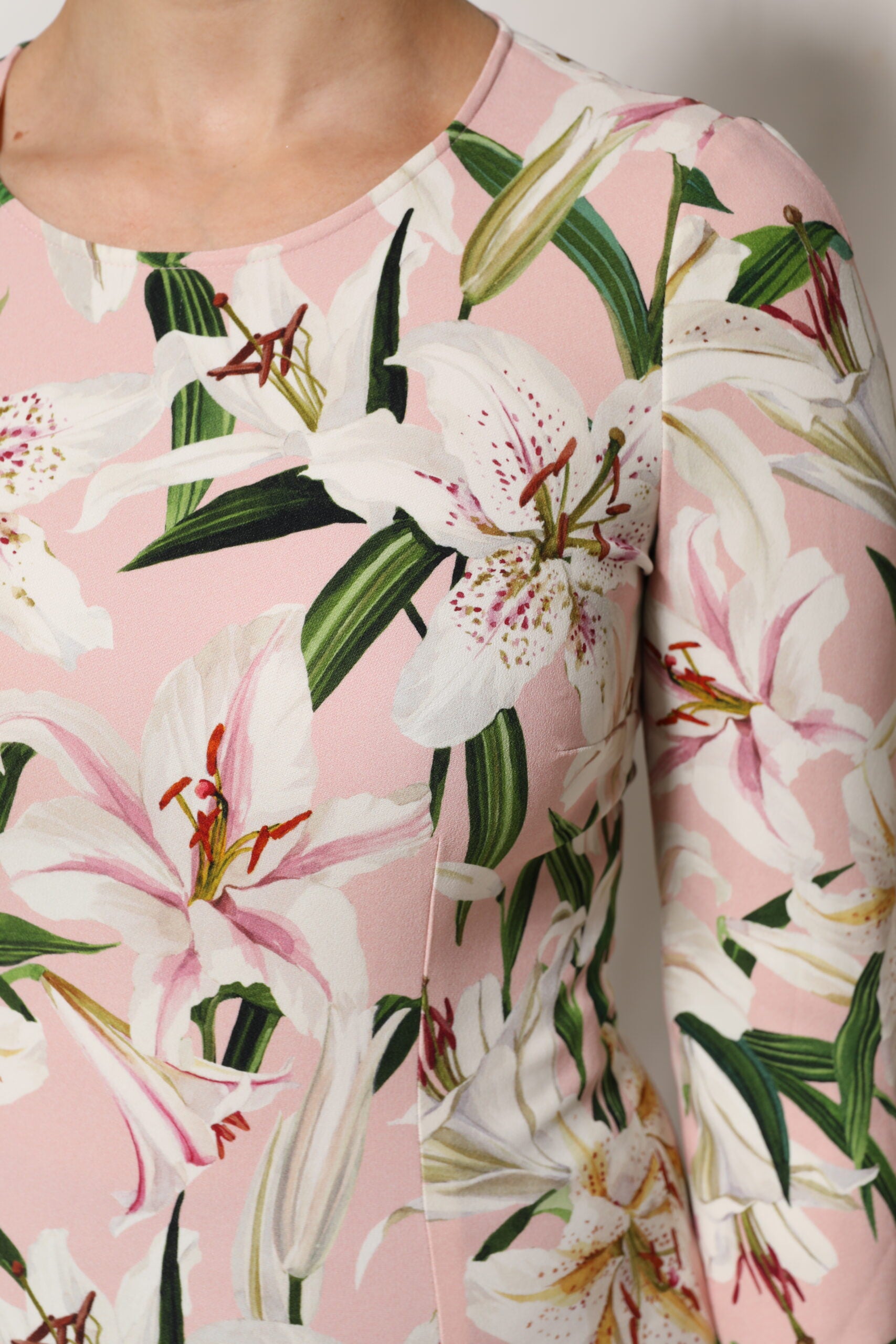 Dolce &amp; Gabbana Pink Lily Print Viscose Blusetop med Rund Hals