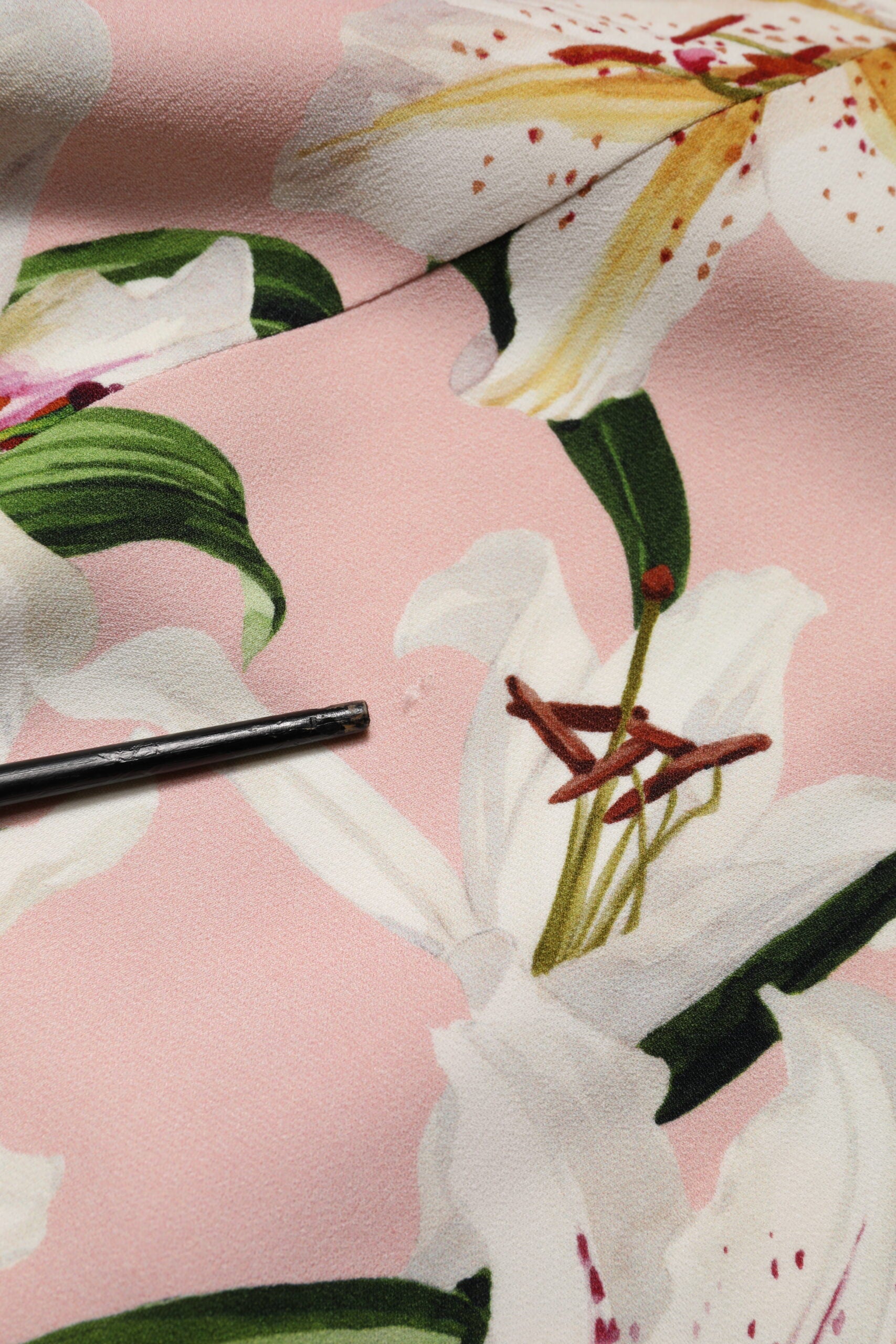 Dolce &amp; Gabbana Pink Lily Print Viscose Blusetop med Rund Hals