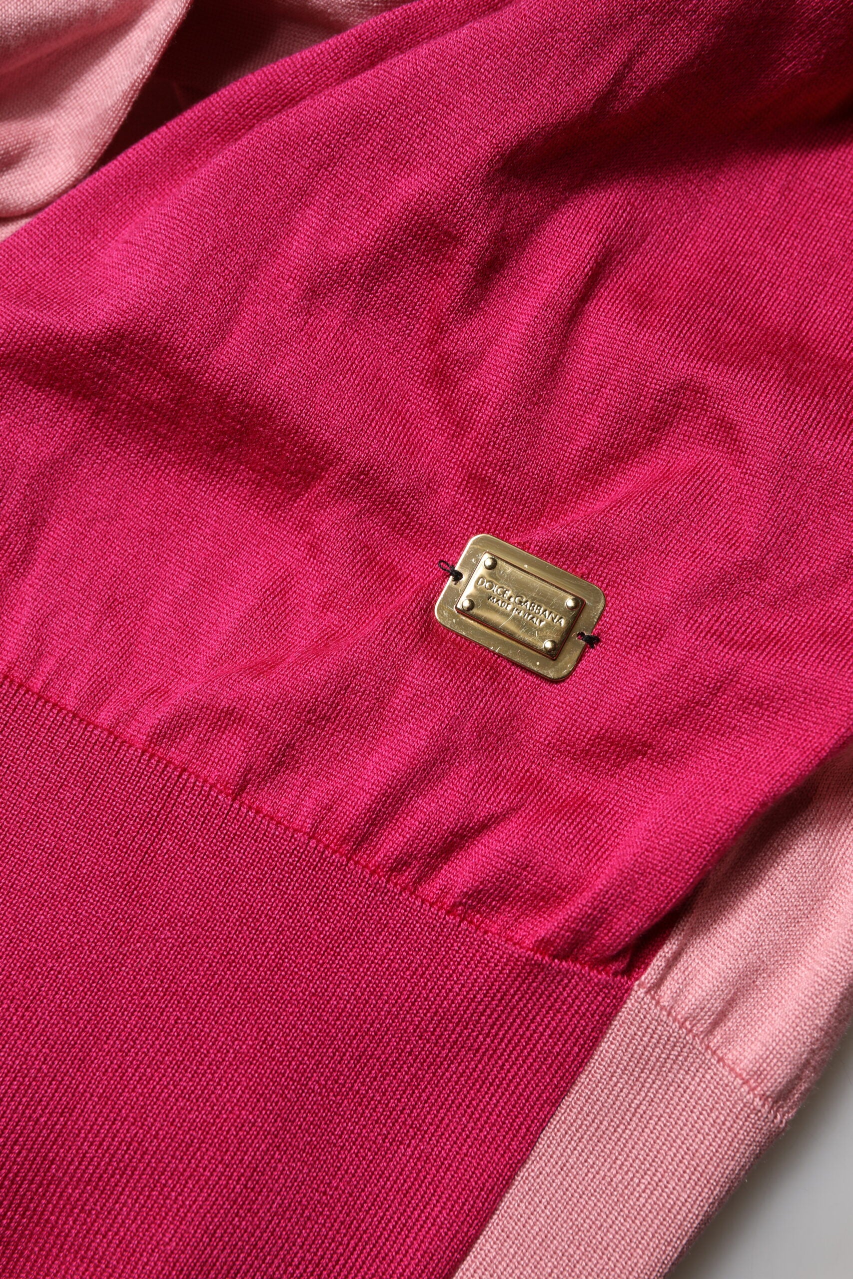 Dolce &amp; Gabbana Lyserød Kortærmet Top med Knapper og Ascot-krave
