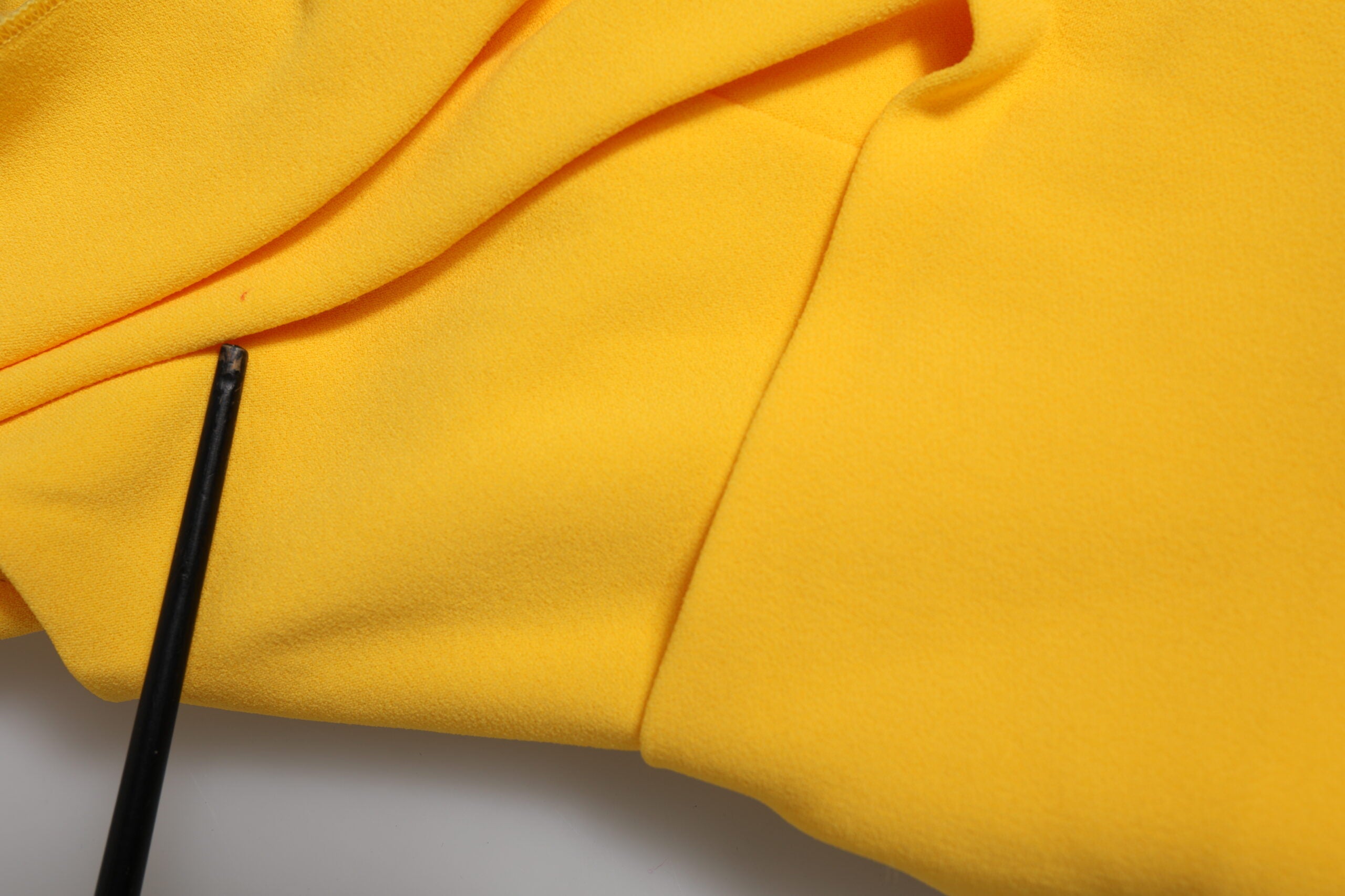 Dolce &amp; Gabbana Gul Kjole Med En Skulder Og Sideslids