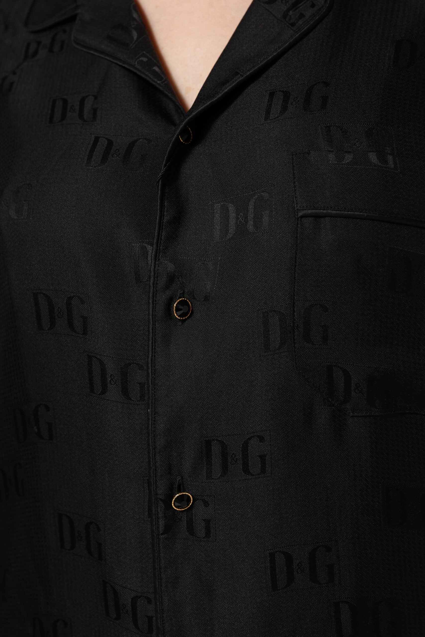 Dolce &amp; Gabbana Sort Silketop med DG Broderi og Lange Ærmer