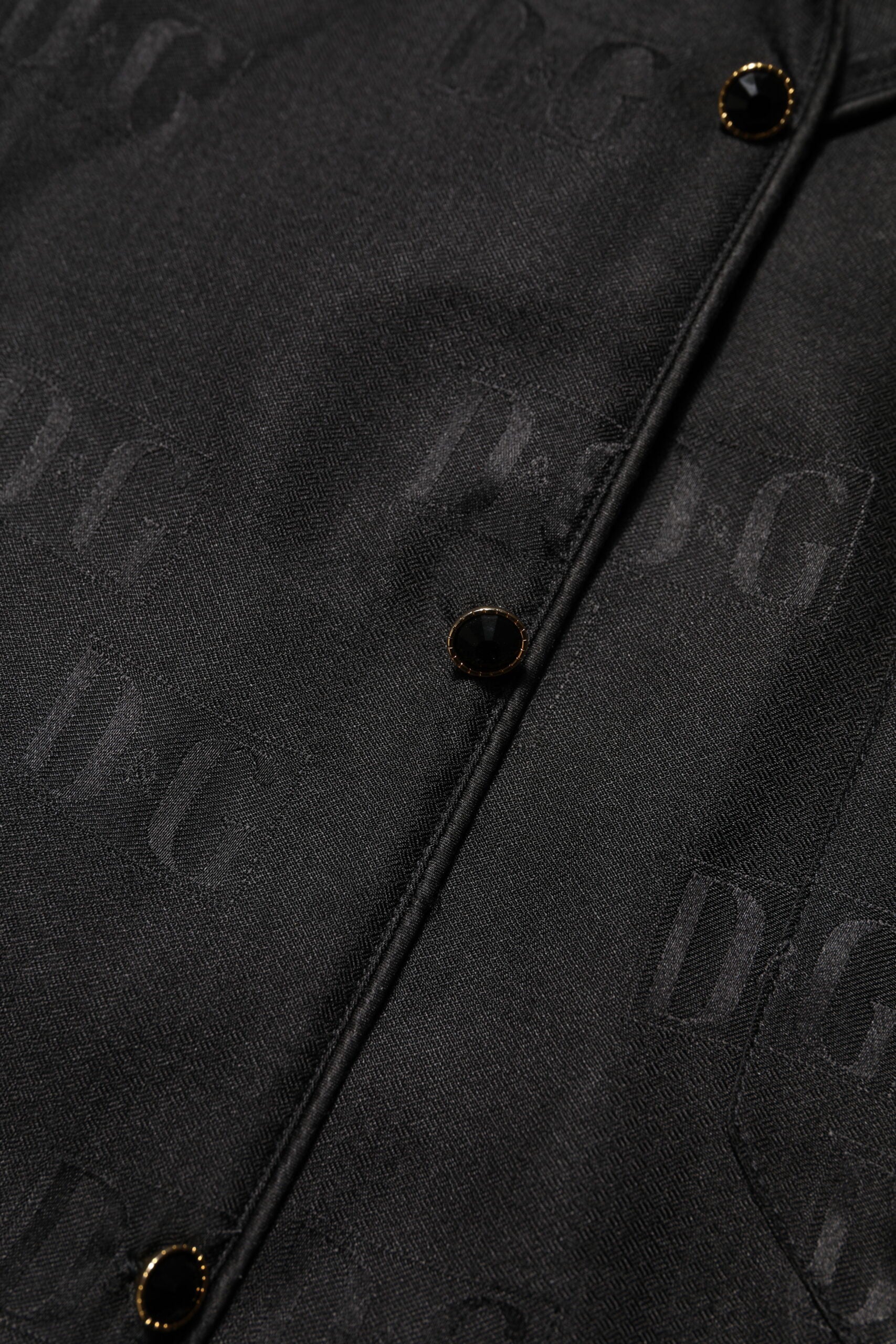 Dolce &amp; Gabbana Sort Silketop med DG Broderi og Lange Ærmer