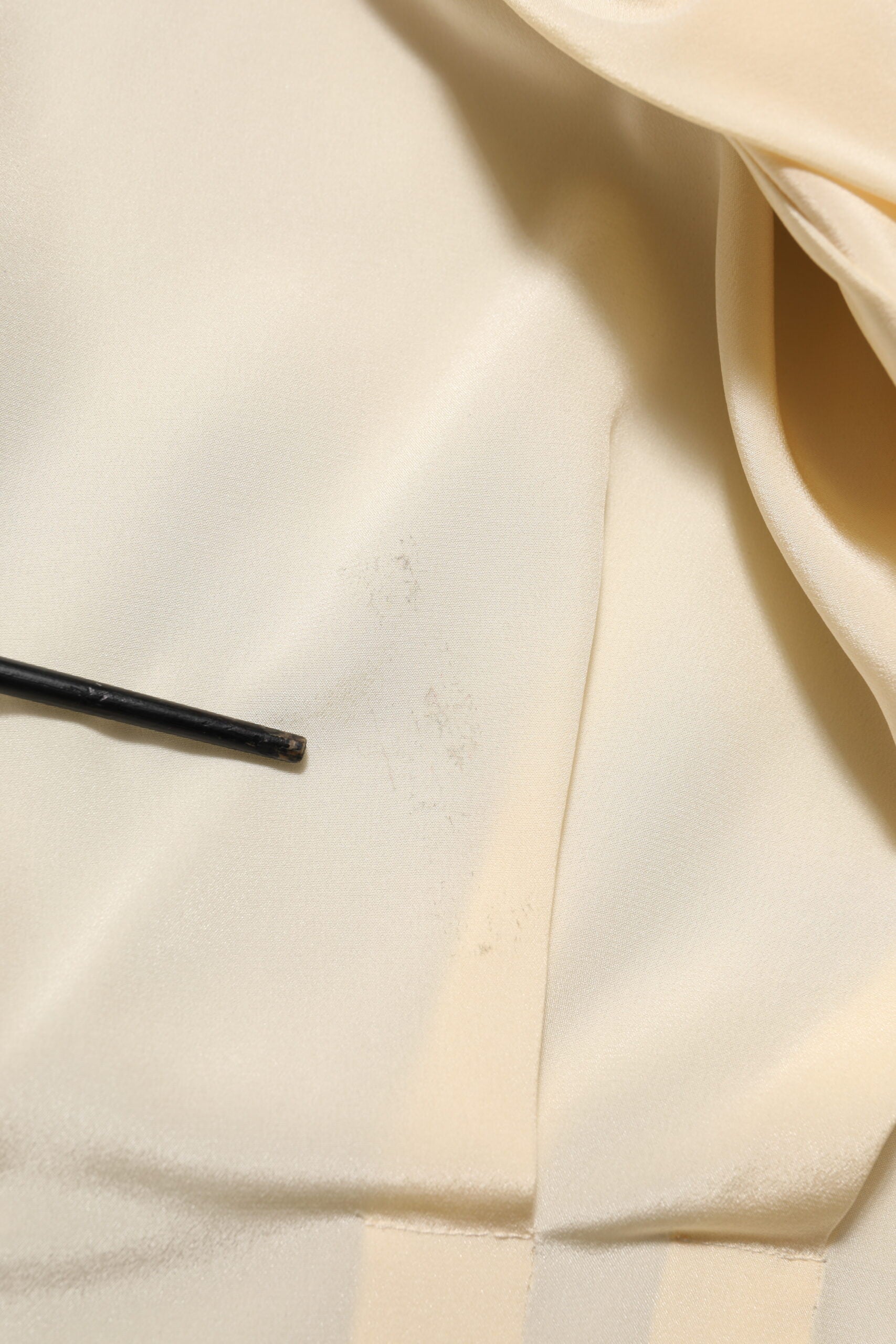 Dolce &amp; Gabbana Lysegul Ascot-krave med knapper i bluse