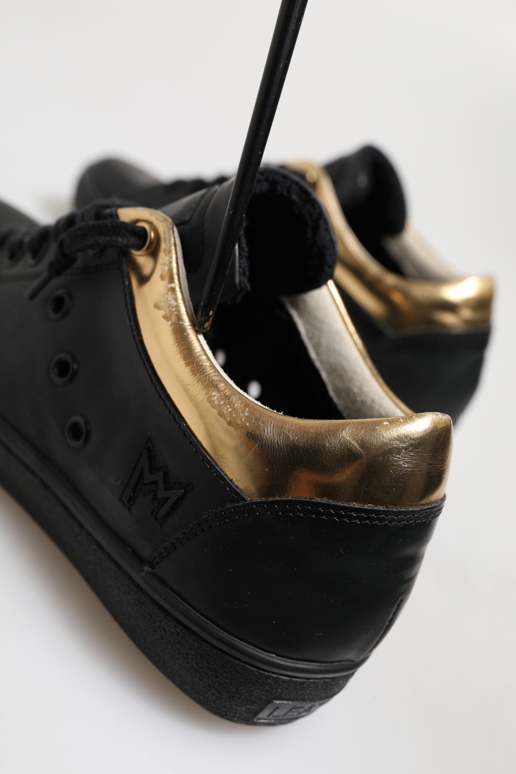 Læderkrone Sorte Guld Snøre Lave Sneakers Damesko