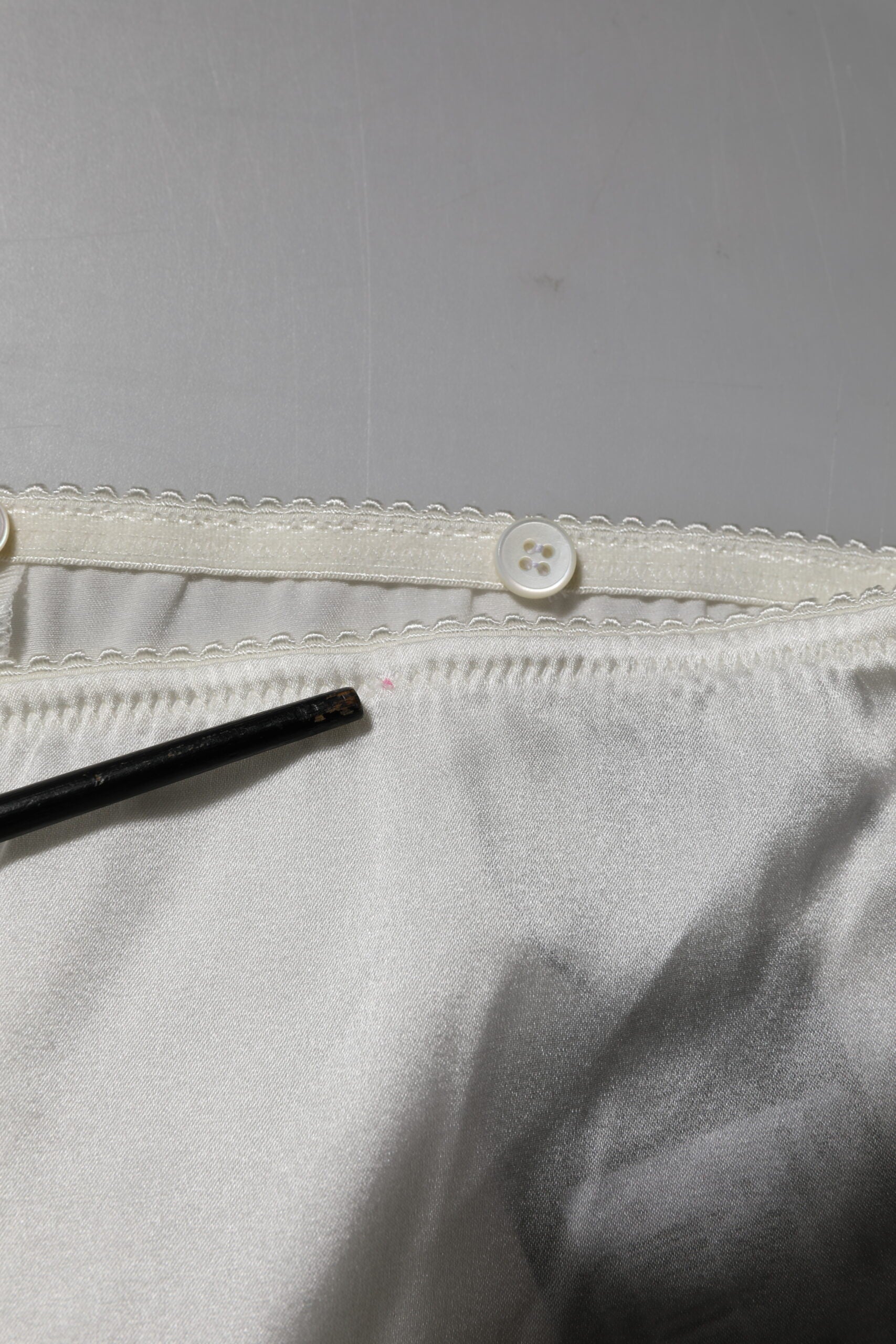 Dolce &amp; Gabbana Elfenbensfarvede Silke Tapered High Waist Bukser