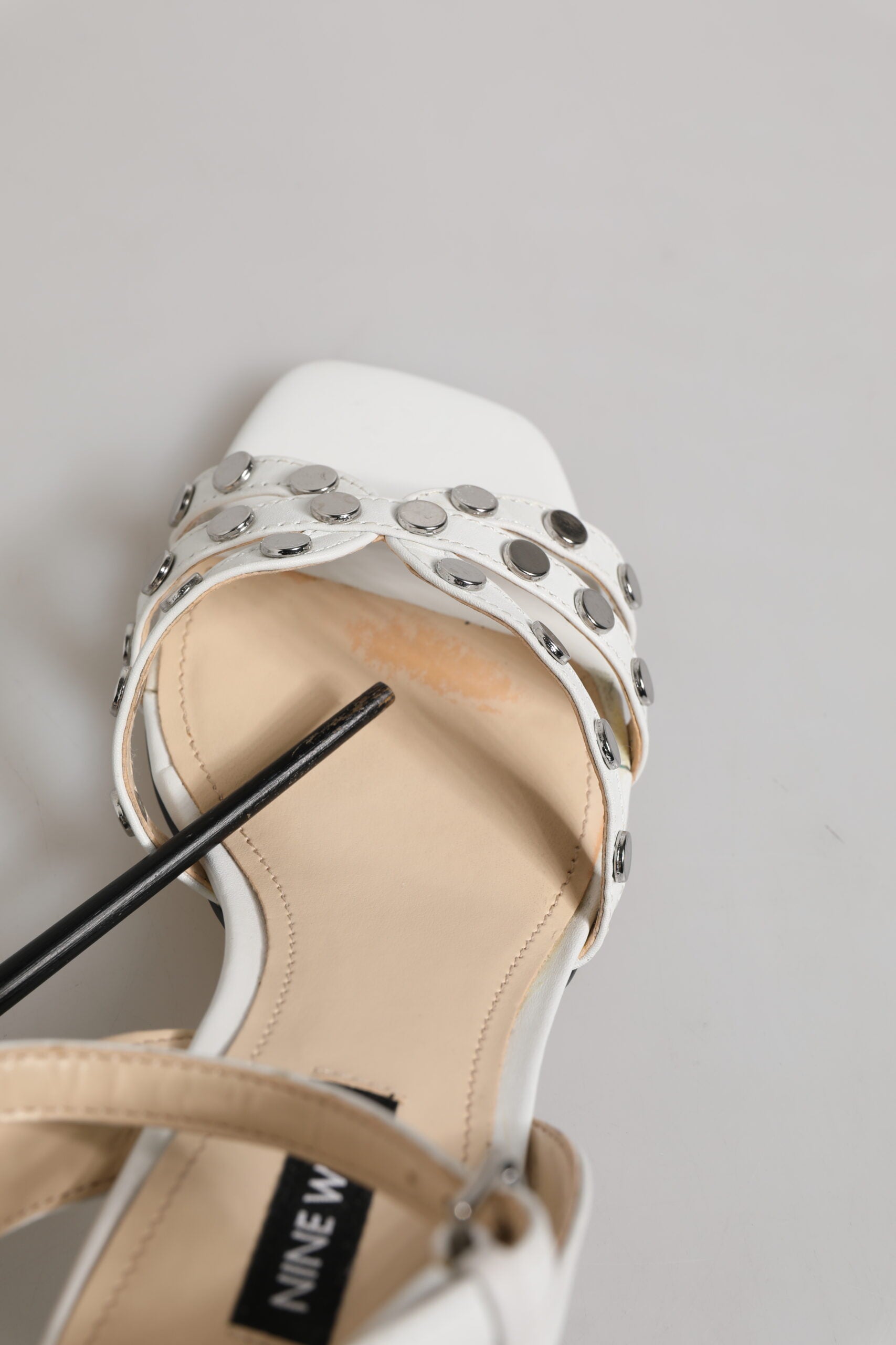 Nine West Hvide Sandaler med Blokhæl og Nitter og Slip-In Rem