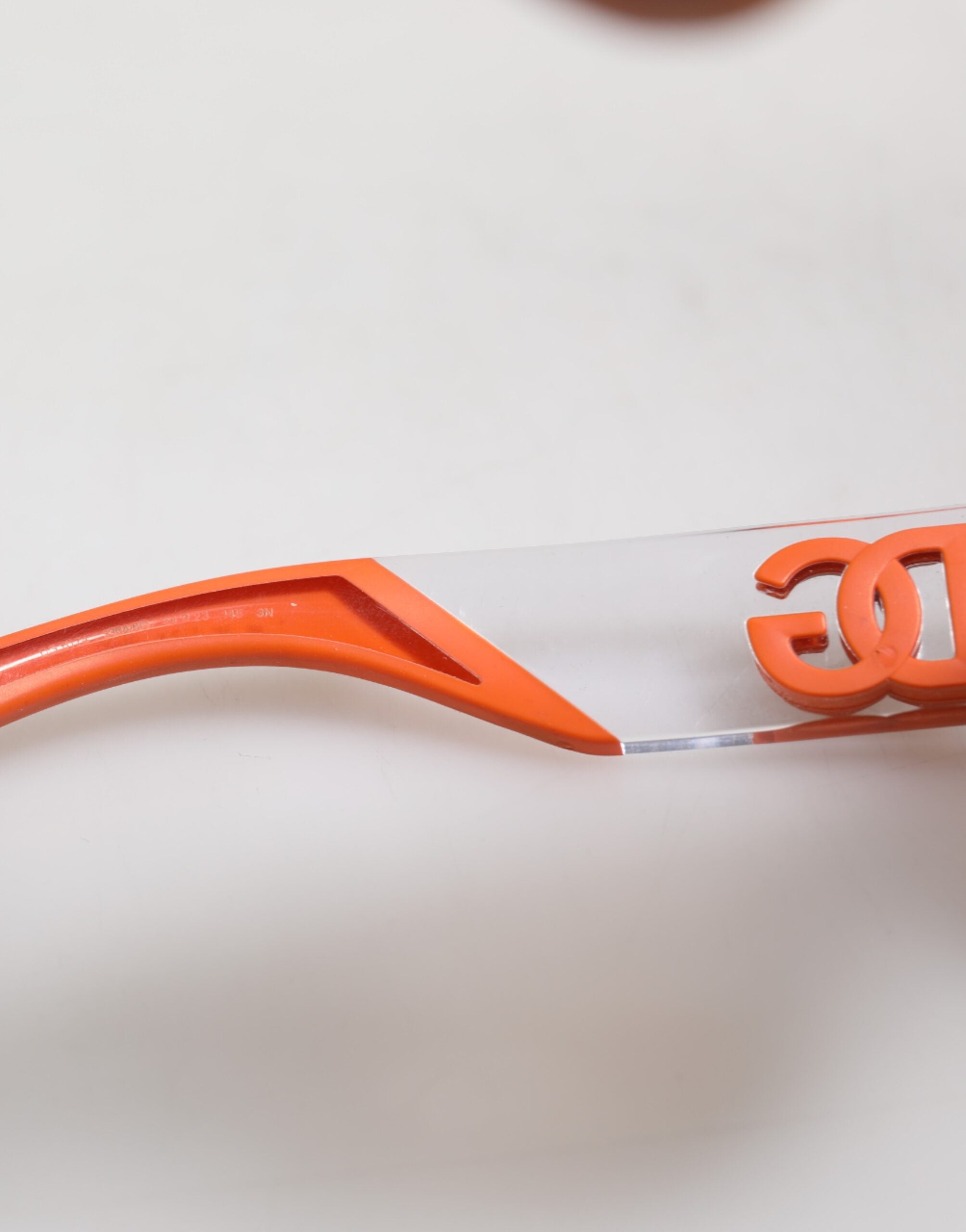 Dolce &amp; Gabbana Orange Reborn To Live solbriller med ovalt stel og logo