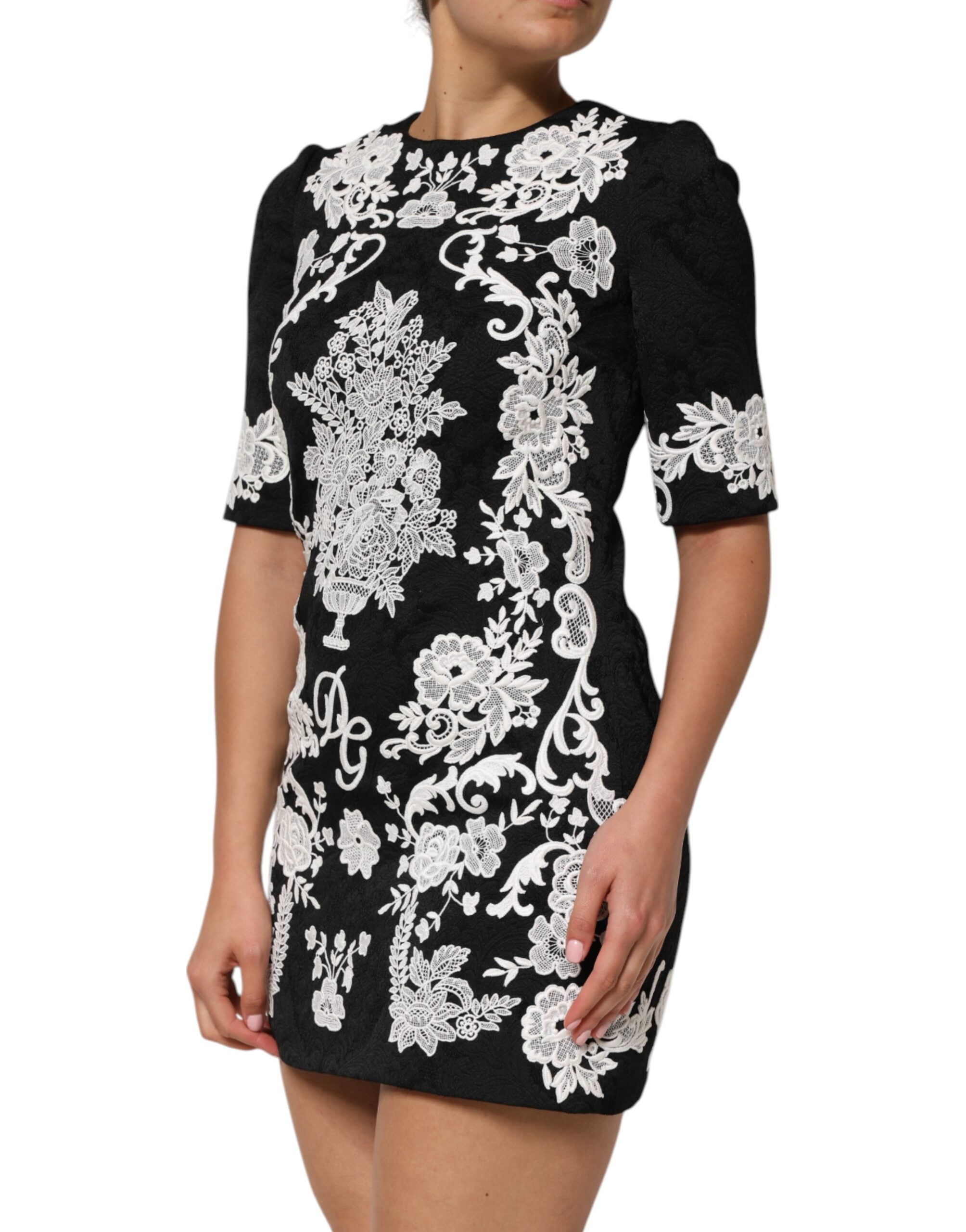 Dolce &amp; Gabbana Svart Spetsklänning Med Korta Ärmar Och A-linje